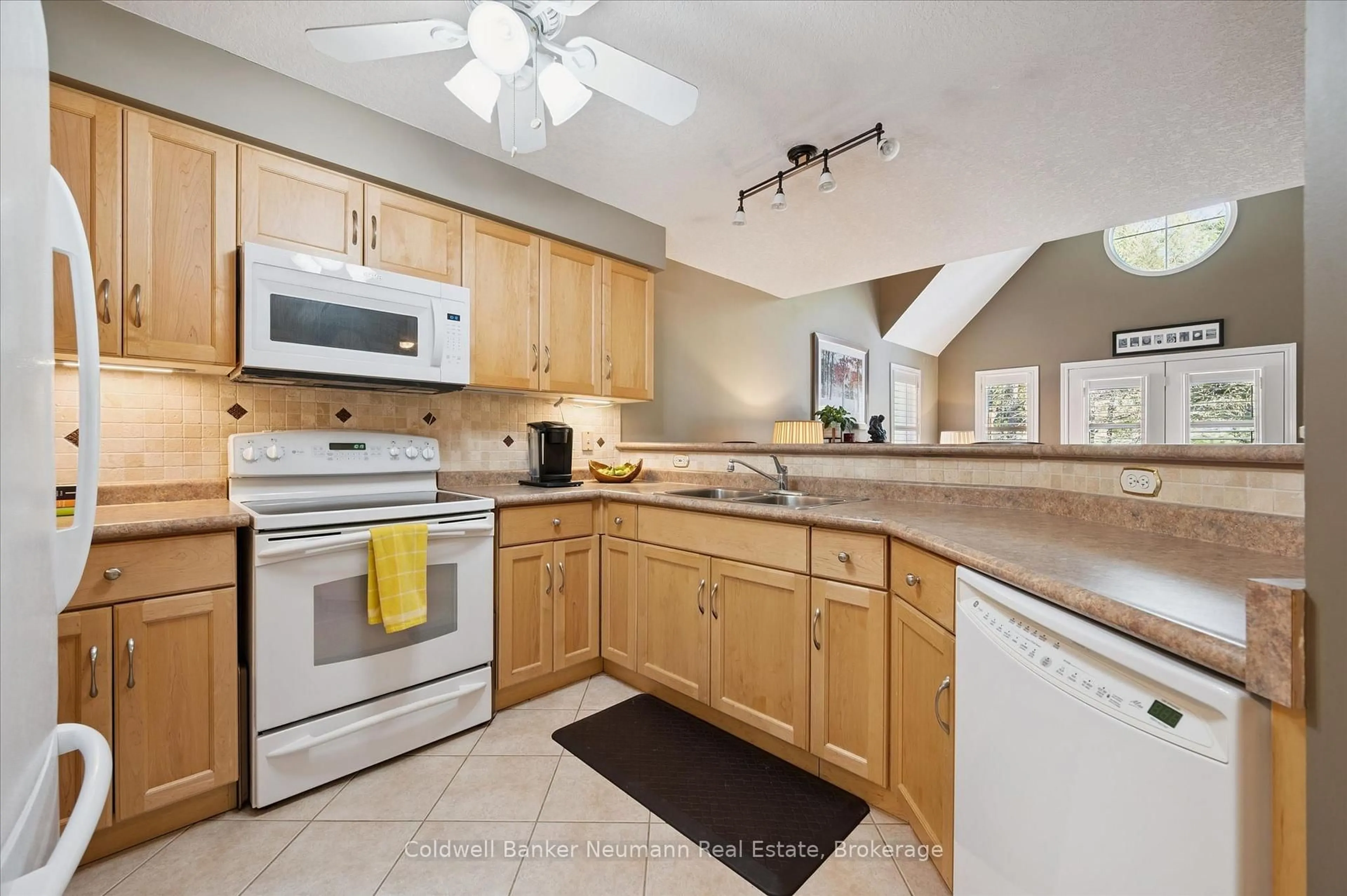 Standard kitchen, ceramic/tile floor for 165 Terraview Cres #17, Guelph Ontario N1G 5G8