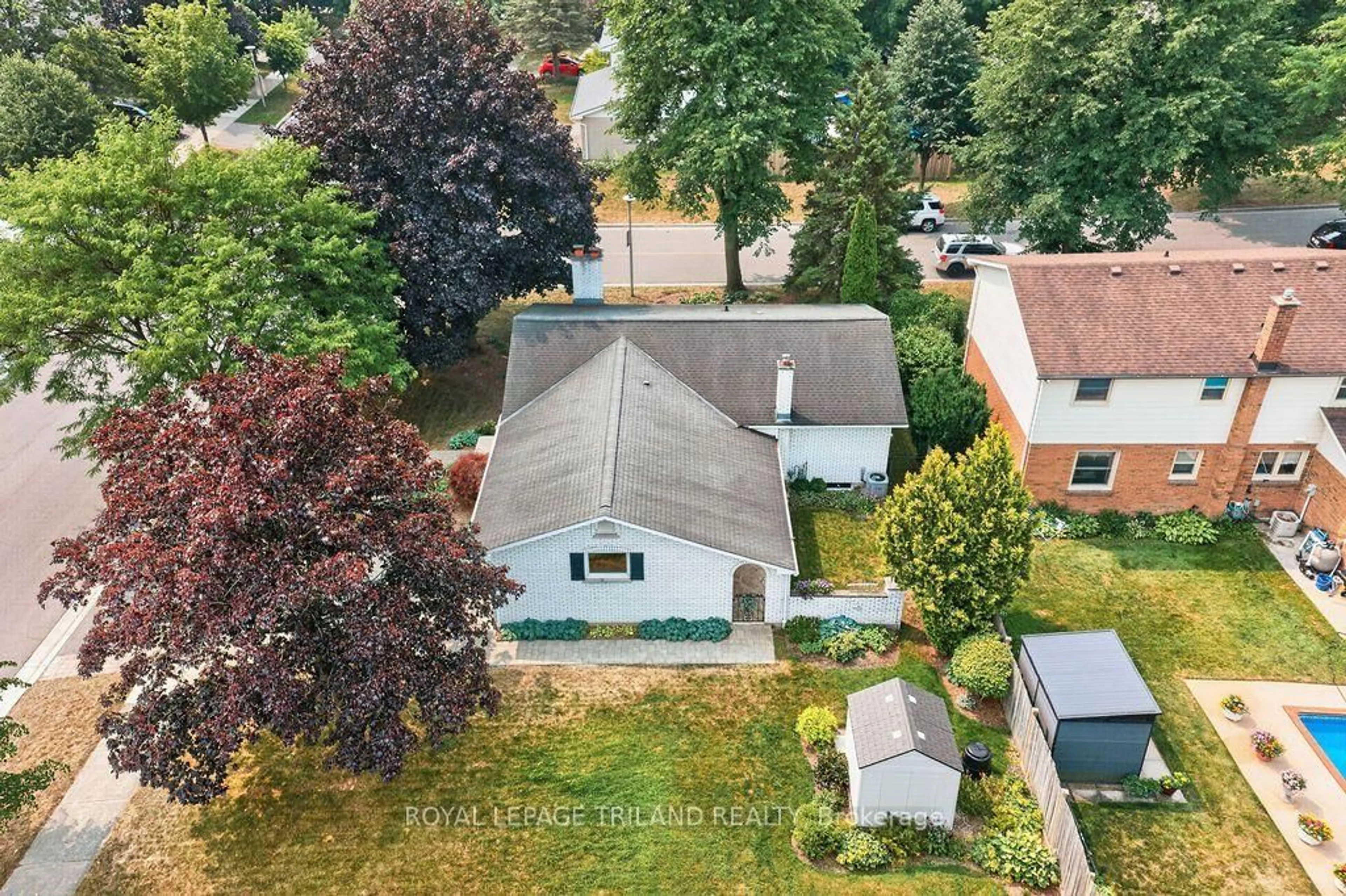 A pic from outside/outdoor area/front of a property/back of a property/a pic from drone, street for 1 Milford Cres, London North Ontario N5X 1A7