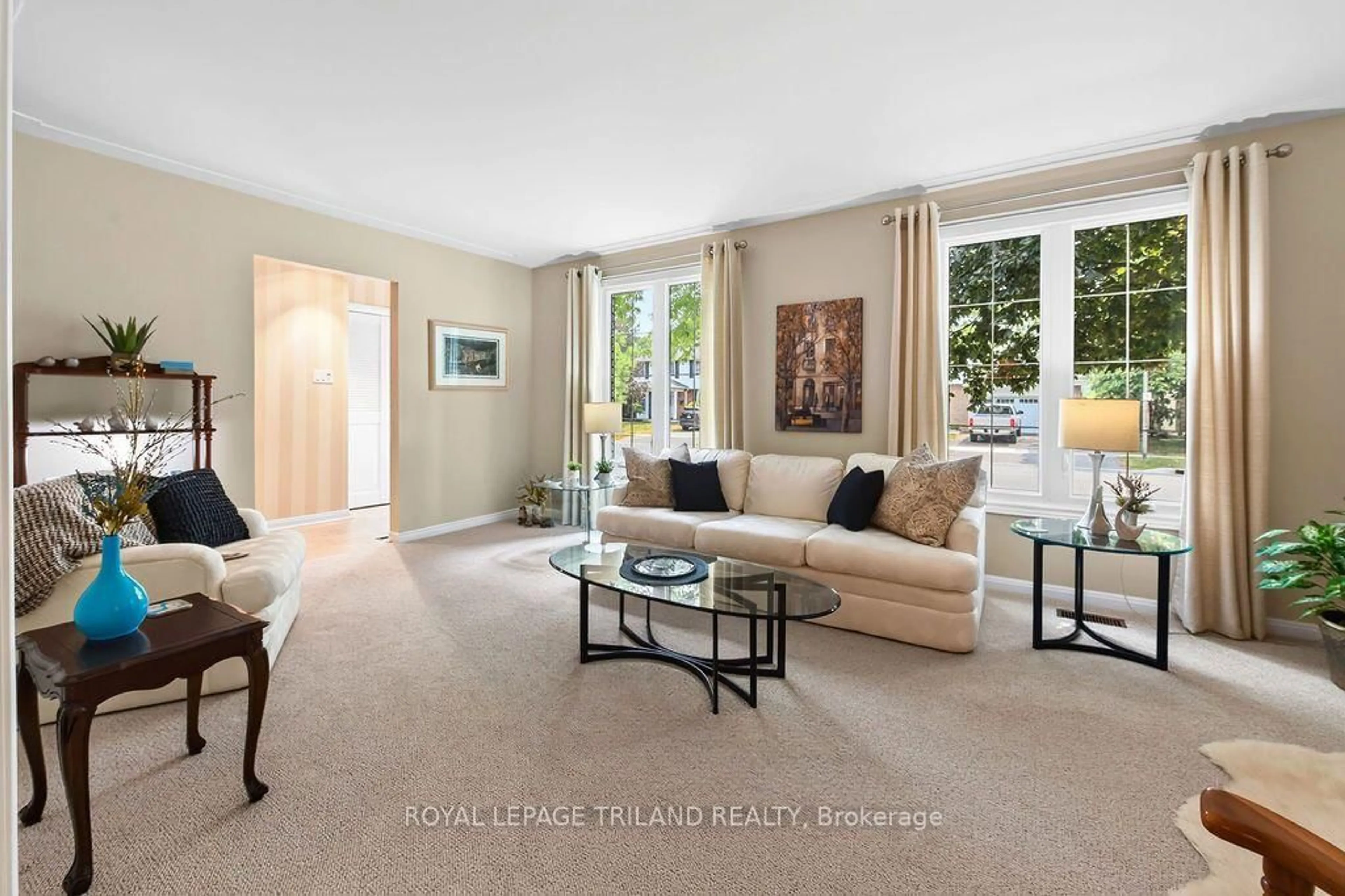 Living room with furniture, carpet floor for 1 Milford Cres, London North Ontario N5X 1A7