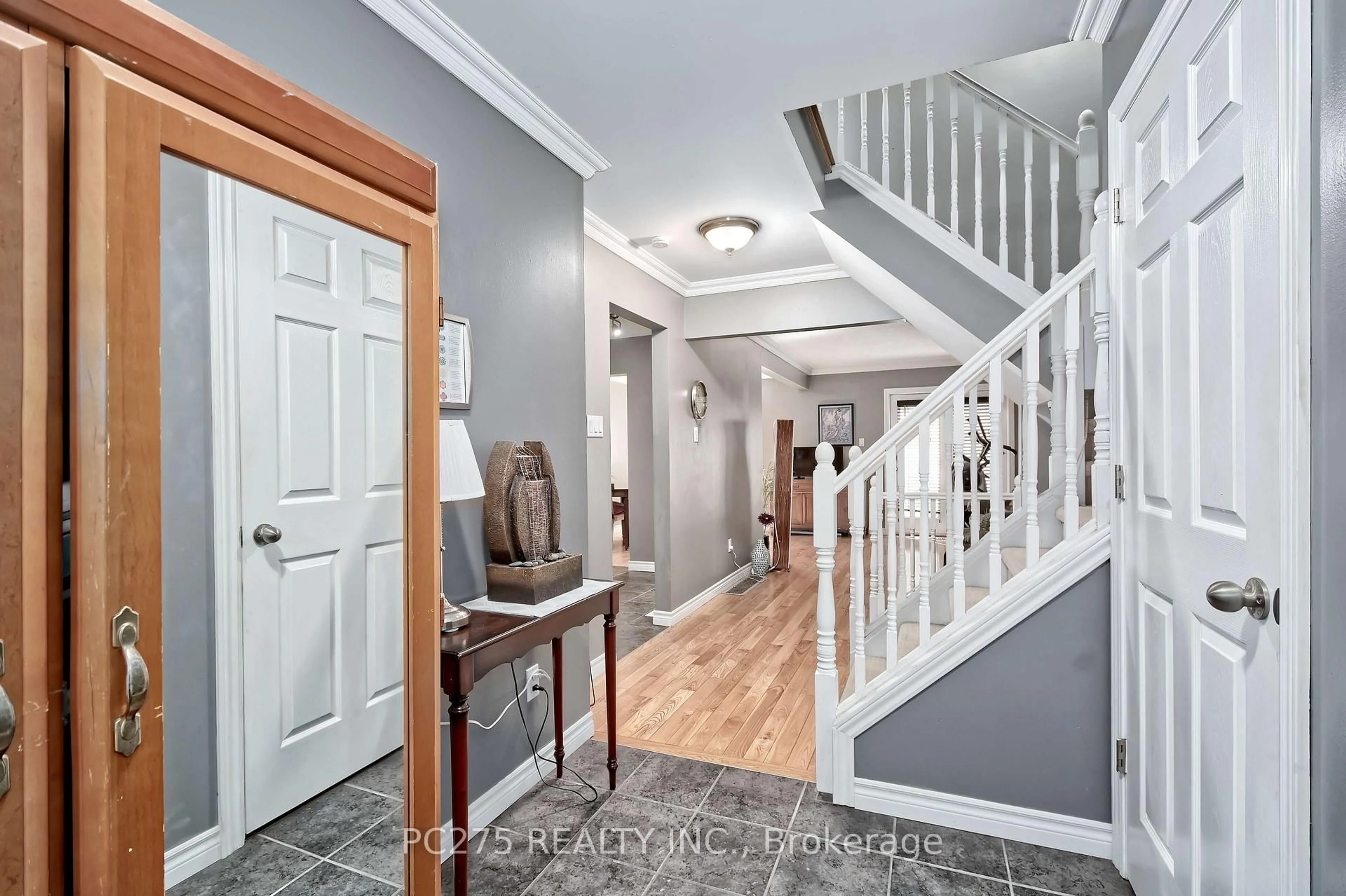 Indoor entryway for 669 Osgoode Dr #15, London South Ontario N6E 2C7