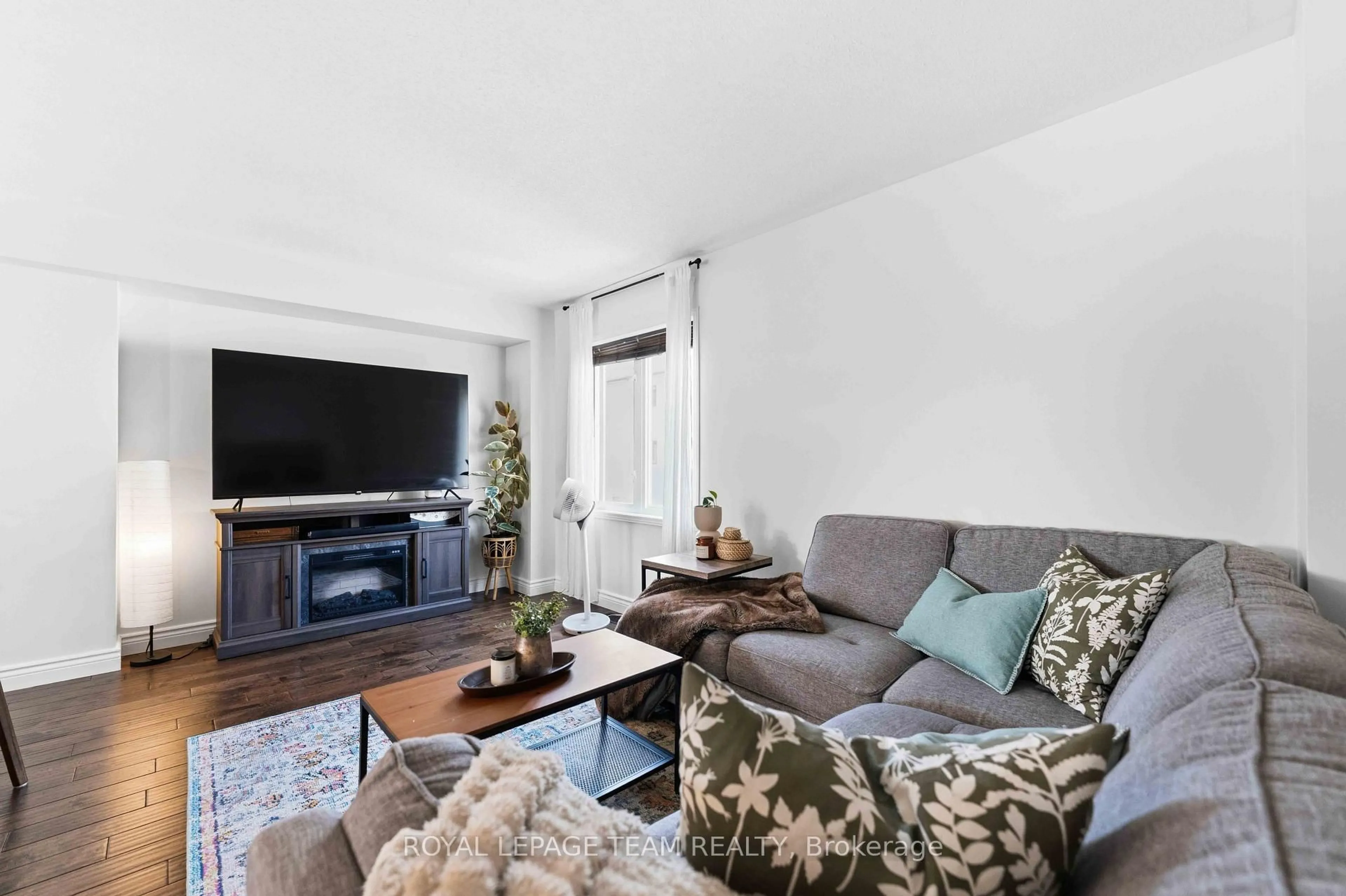 Living room with furniture, unknown for 358 Moffatt Pond Crt, Ottawa Ontario K2J 0C7