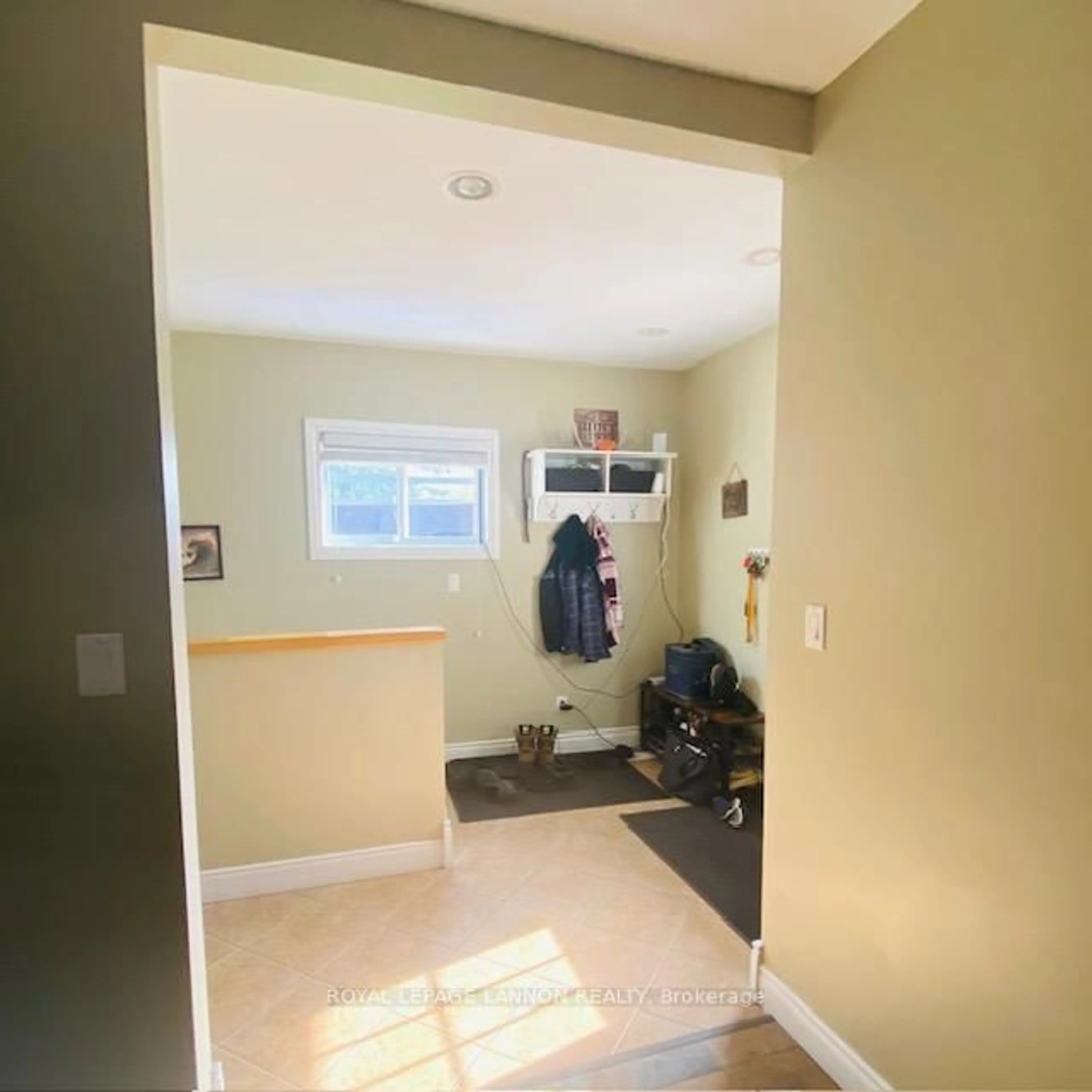 Indoor entryway for 305 McKenzie Ave, Greenstone Ontario P0T 1M0