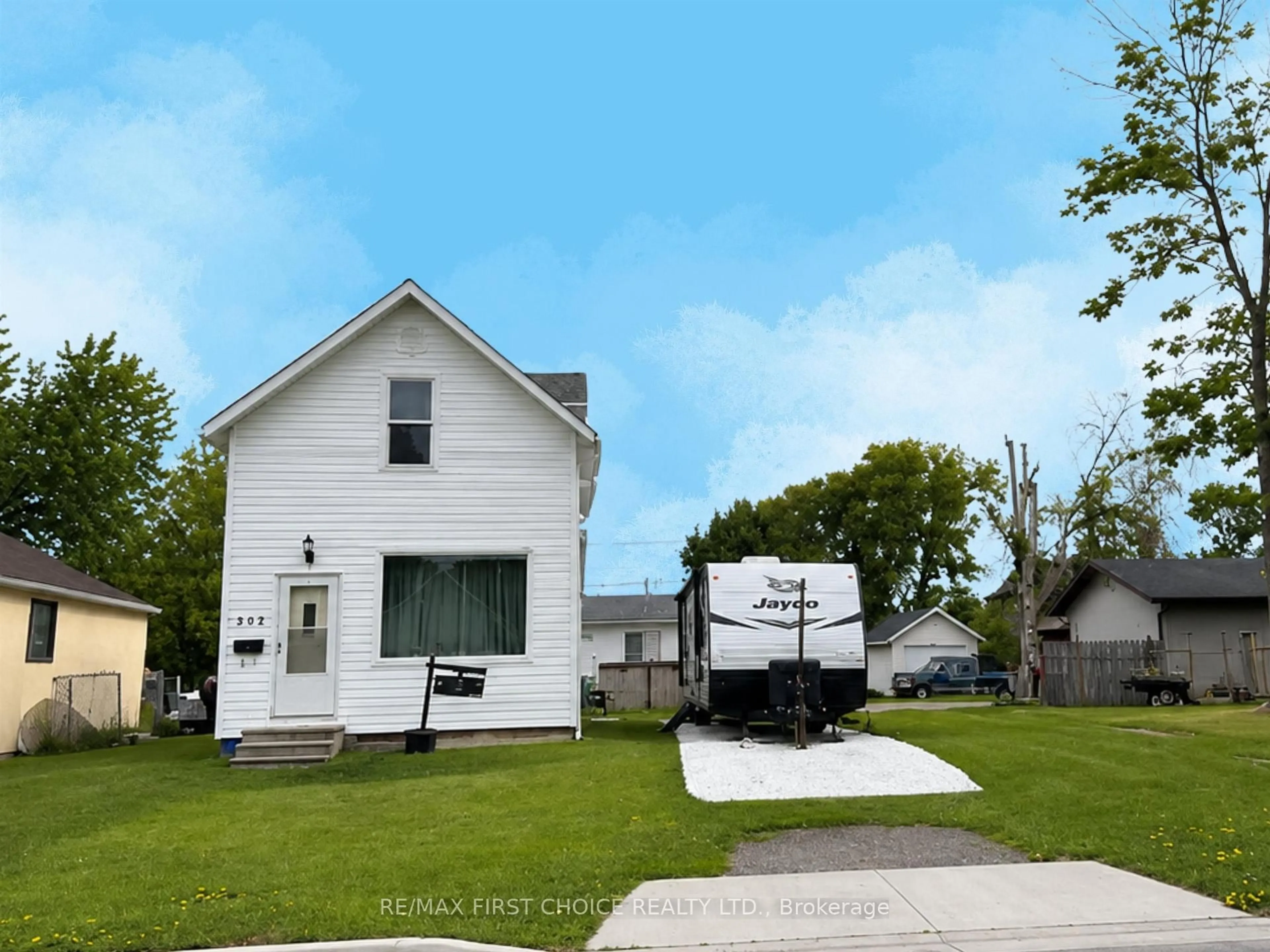 Home with vinyl exterior material, street for 515 Second St, Fort Frances Ontario P9A 2Z5