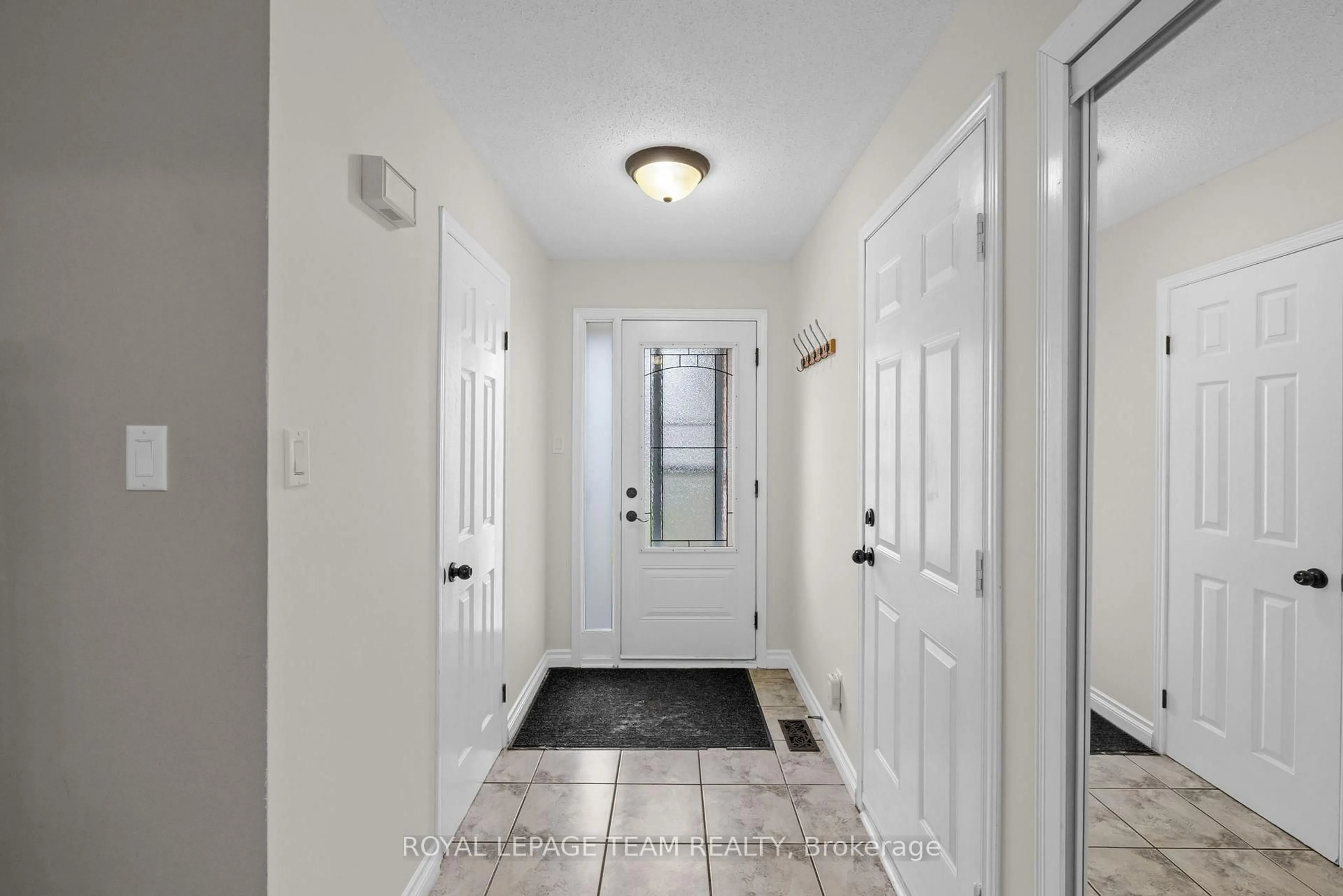 Indoor entryway for 50 Springcreek Cres, Ottawa Ontario K2M 2M2