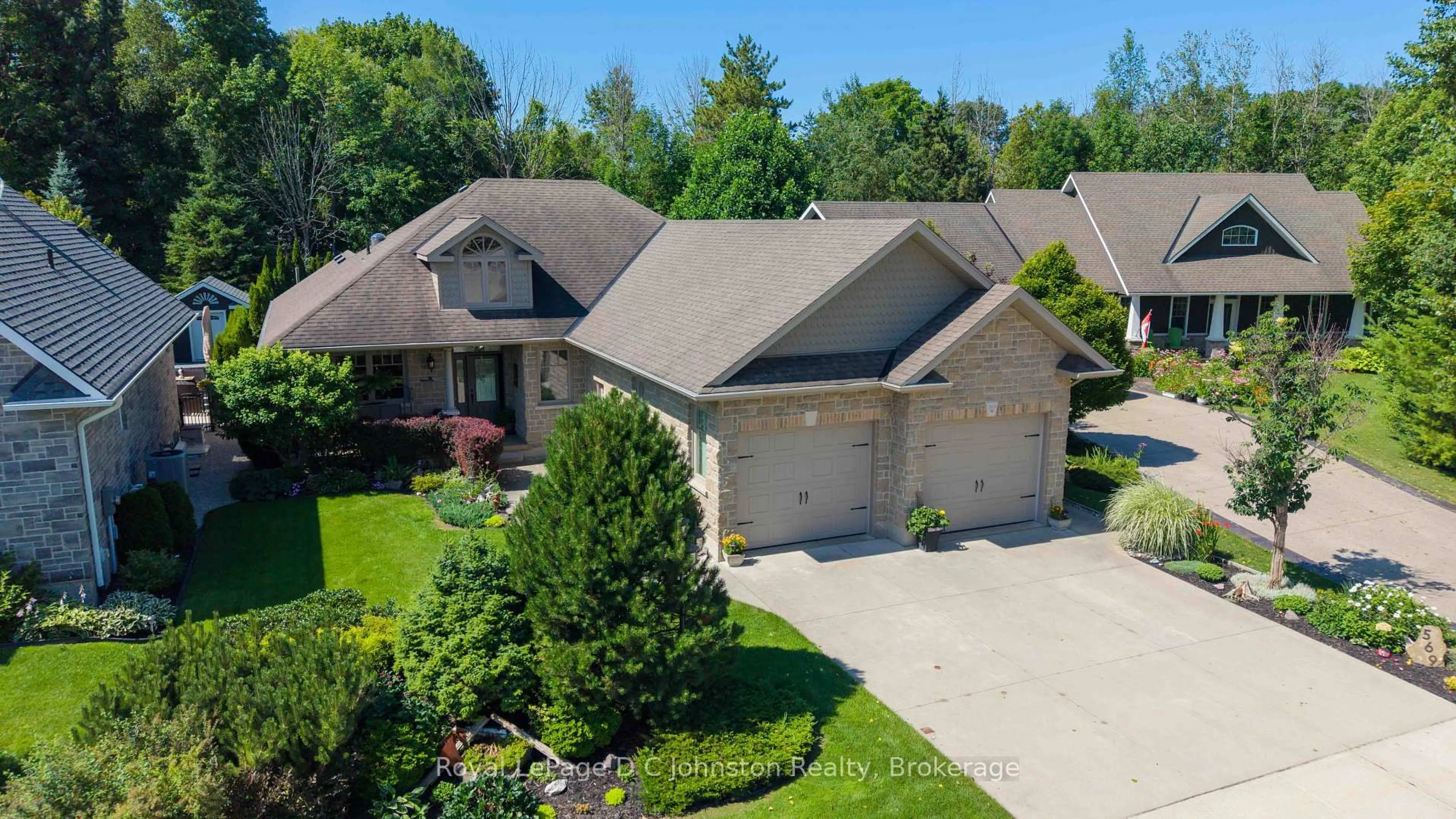 A pic from outside/outdoor area/front of a property/back of a property/a pic from drone, street for 569 Creekwood Dr, Saugeen Shores Ontario N0H 2L0