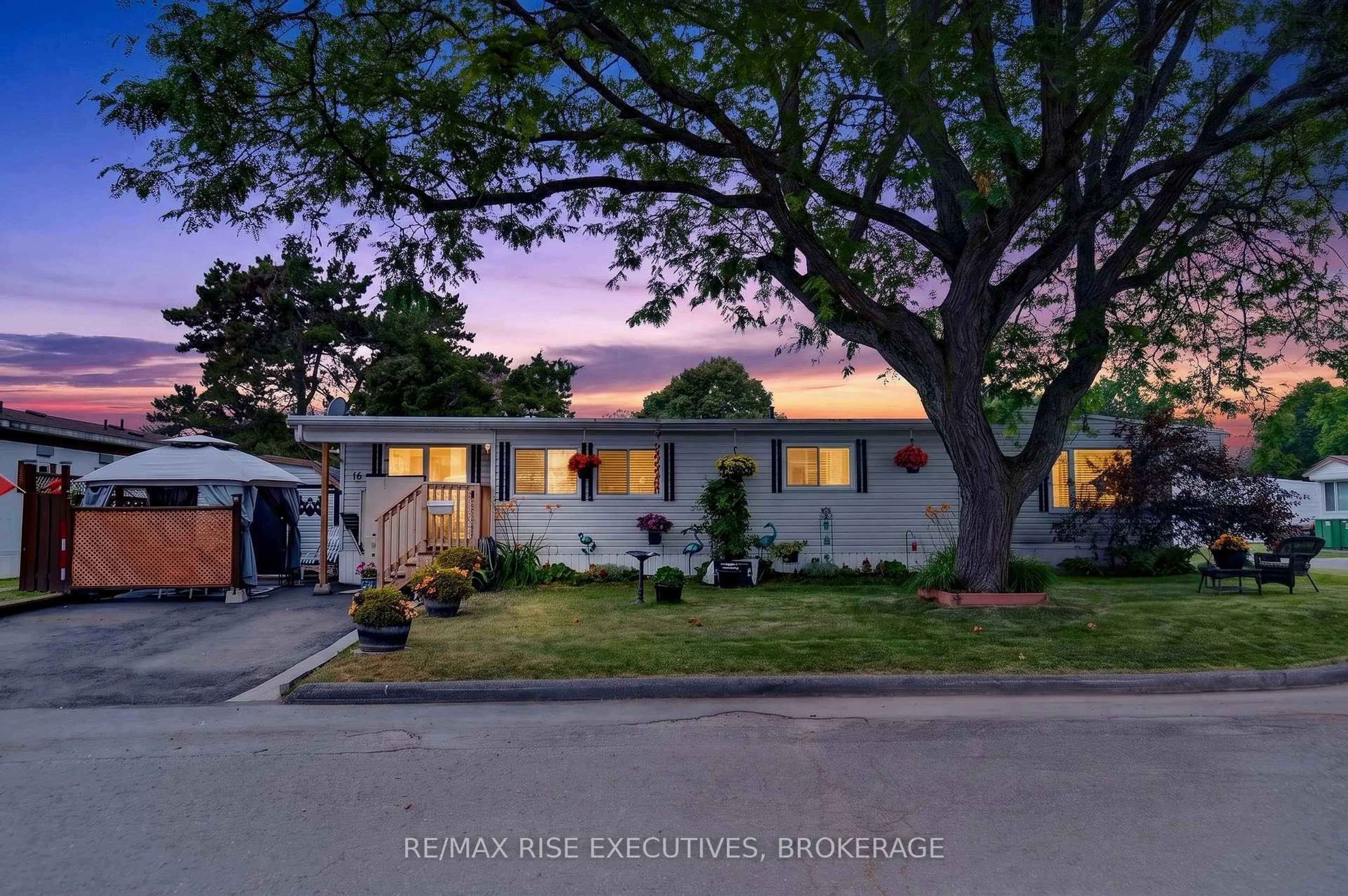 A pic from outside/outdoor area/front of a property/back of a property/a pic from drone, street for 18 Wentworth Dr, Kingston Ontario K7K 5C9