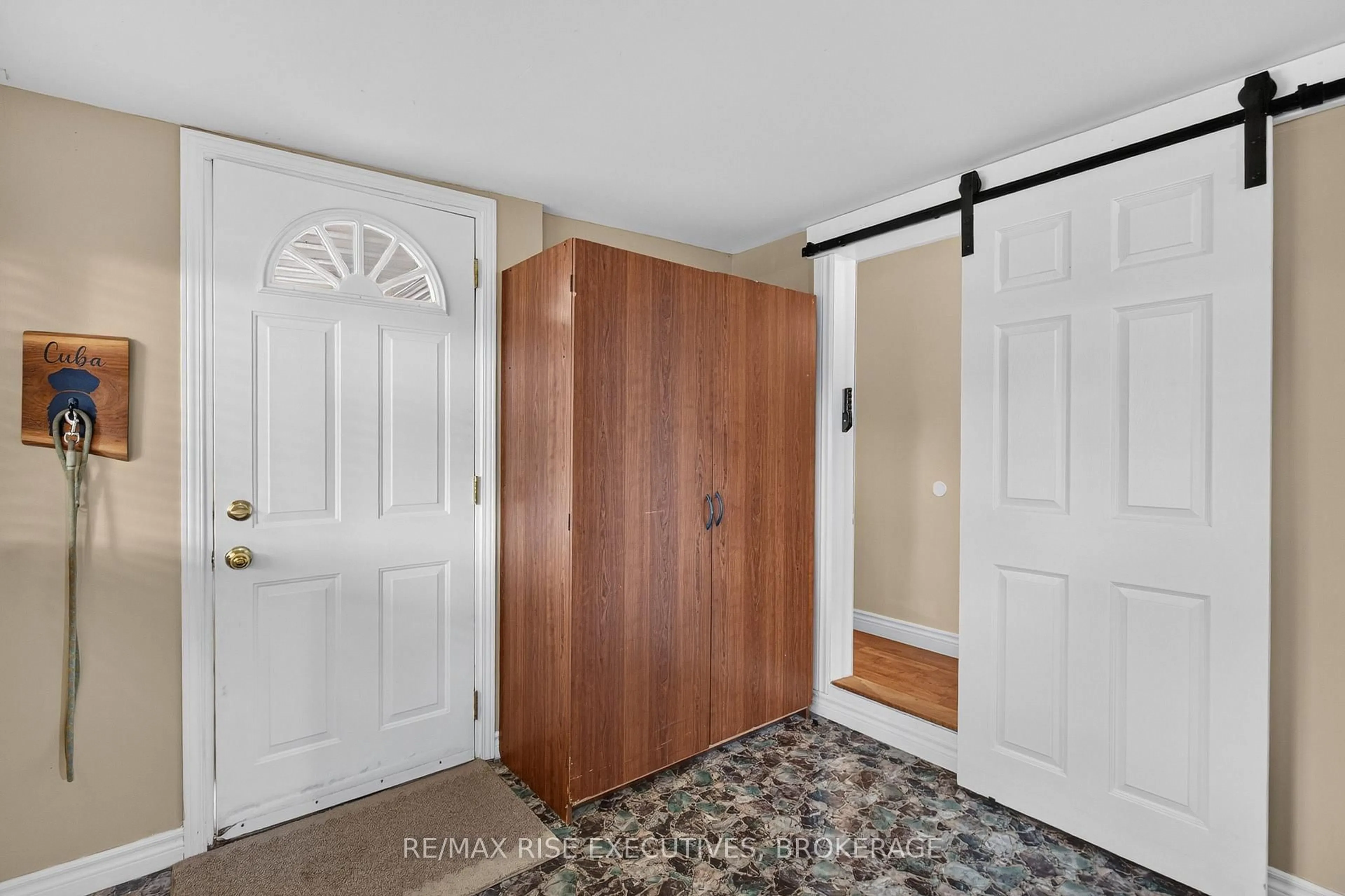 Indoor entryway for 18 Wentworth Dr, Kingston Ontario K7K 5C9
