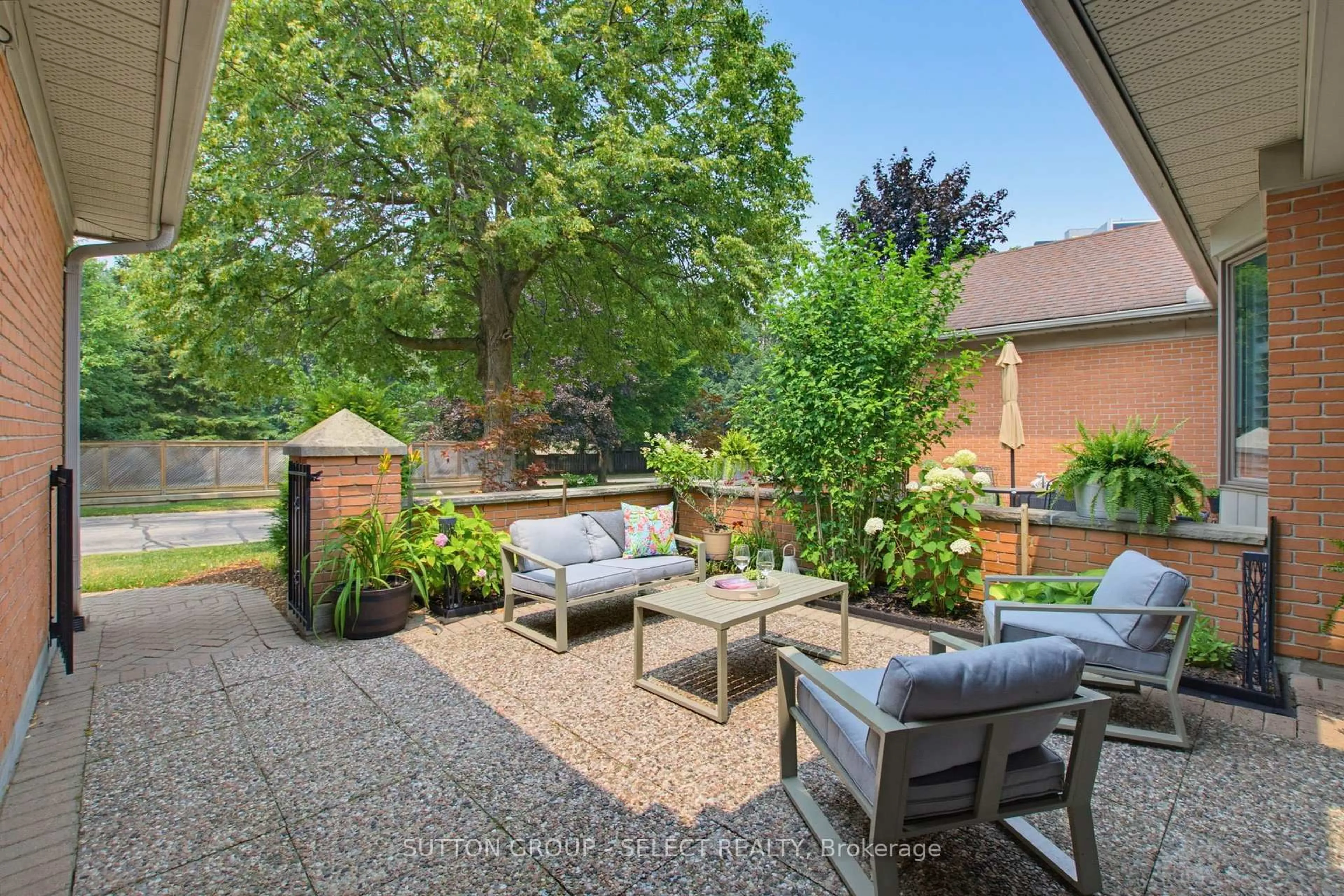 Patio, street for 40 Quinella Dr #28, London South Ontario N6K 4K9