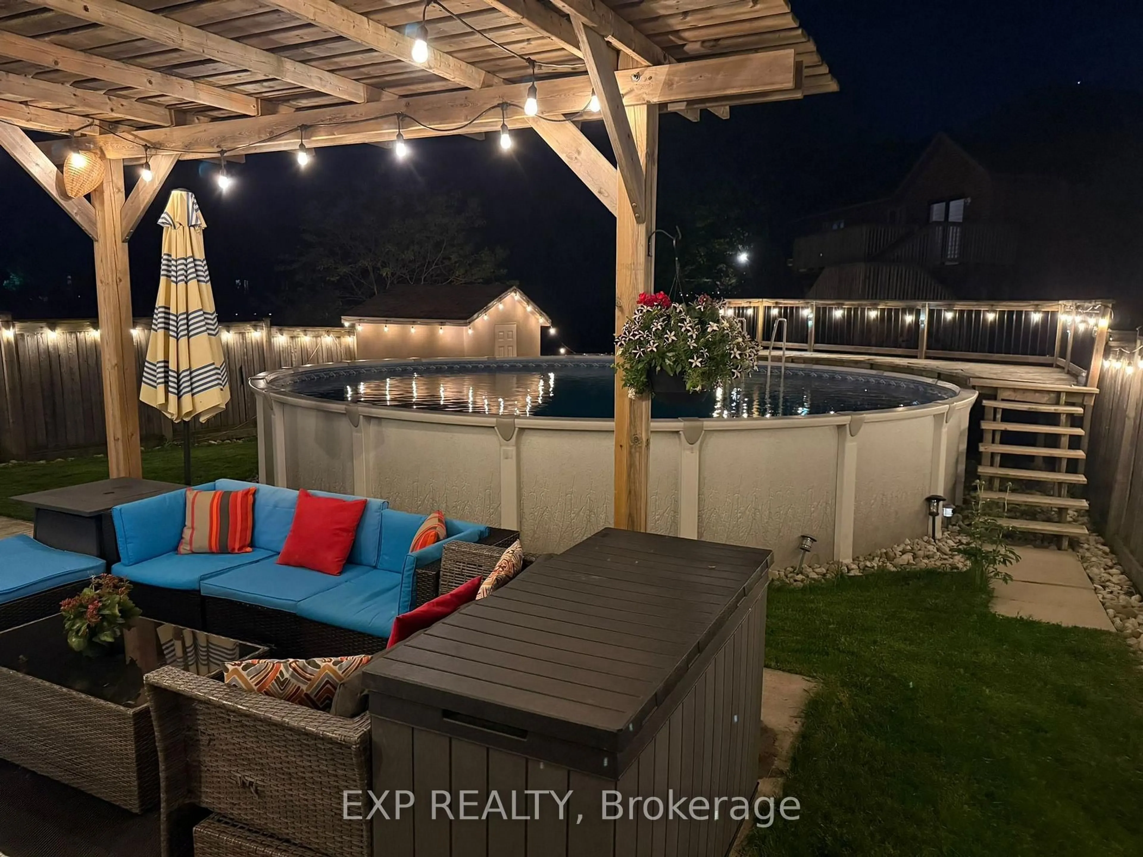 Pool for 194 Southbrook Dr, Hamilton Ontario L0R 1C0