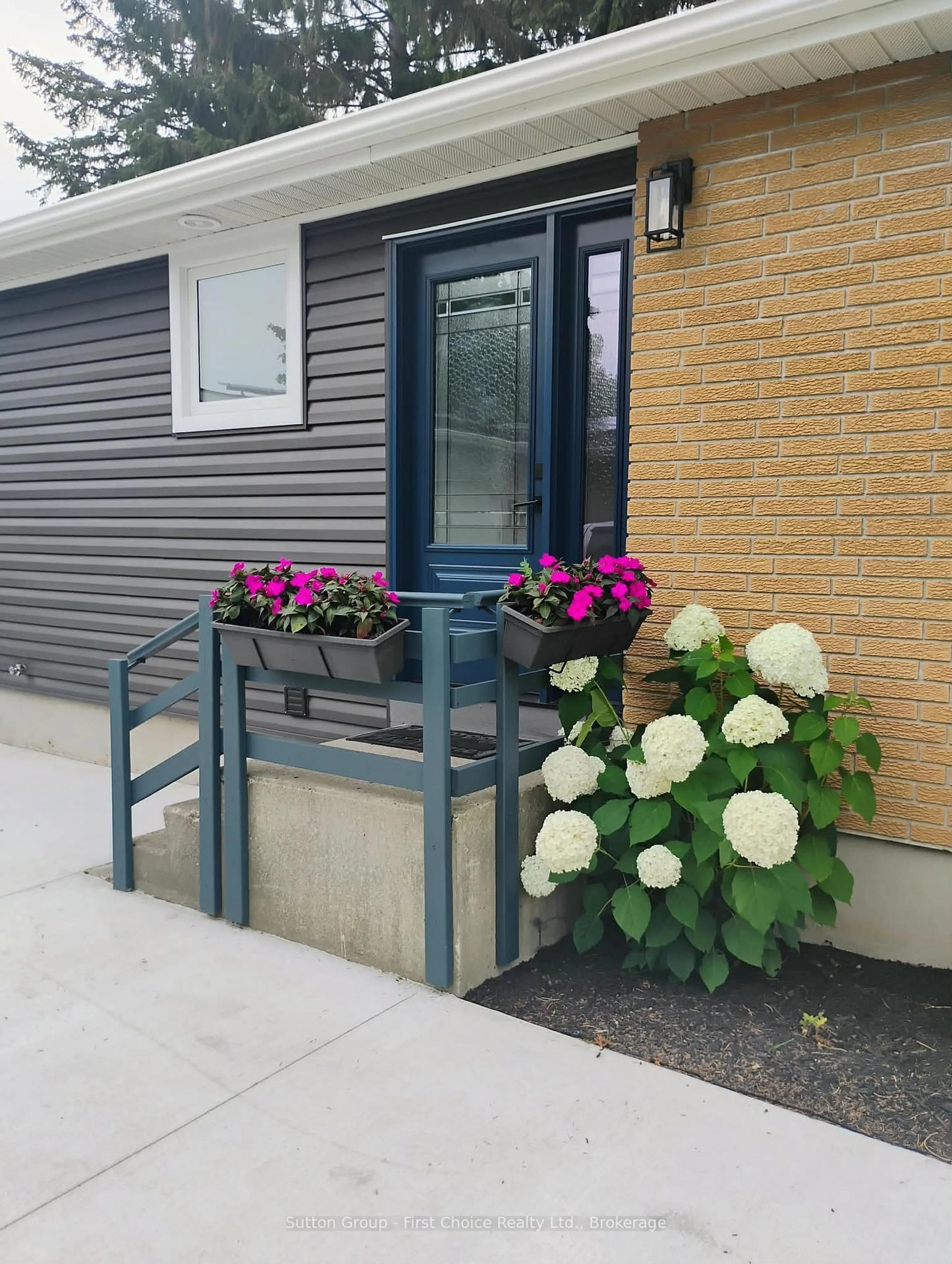 Indoor entryway for 106 Sunset Cres, North Huron Ontario N0G 2W0