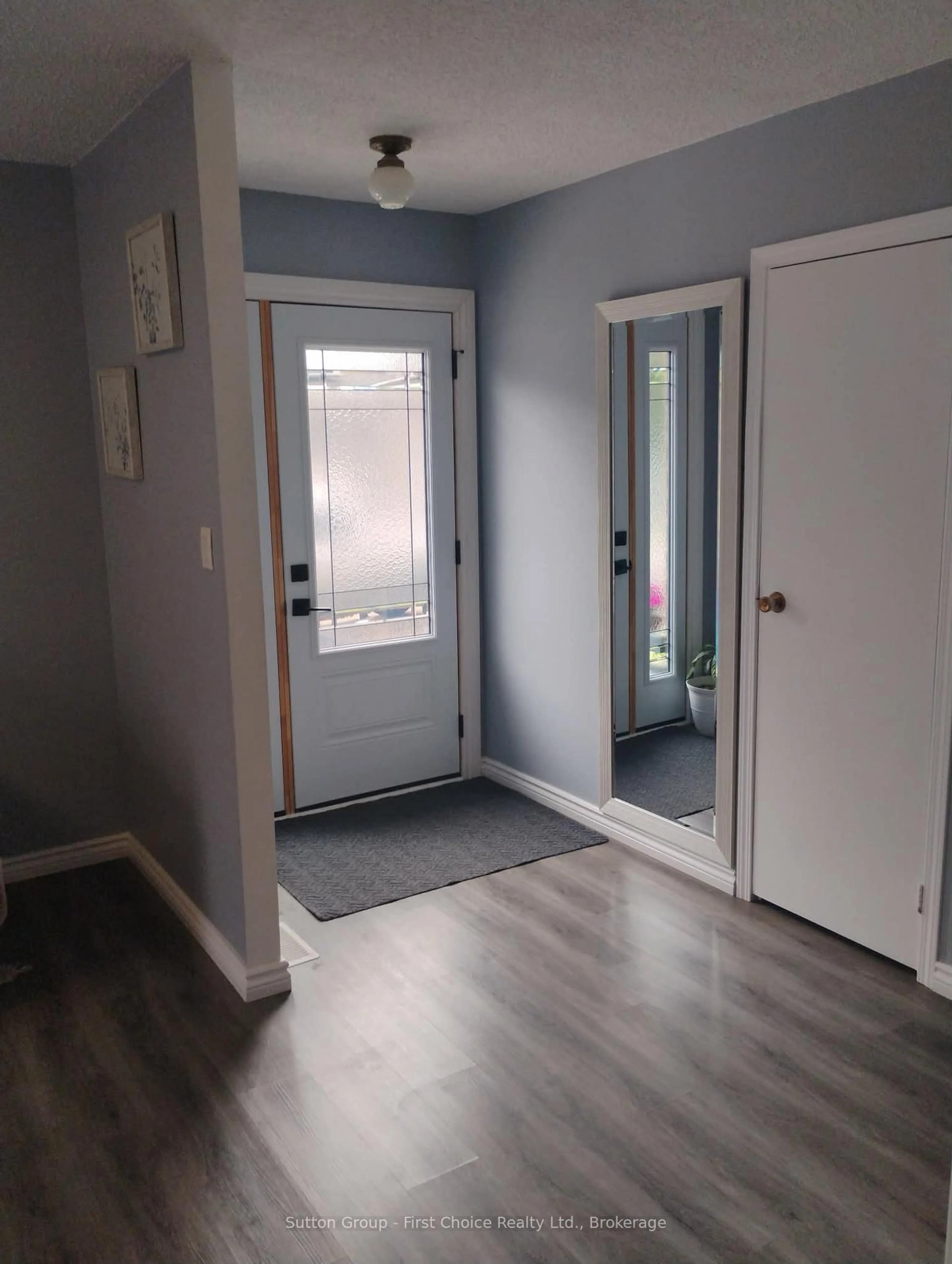Indoor entryway for 106 Sunset Cres, North Huron Ontario N0G 2W0