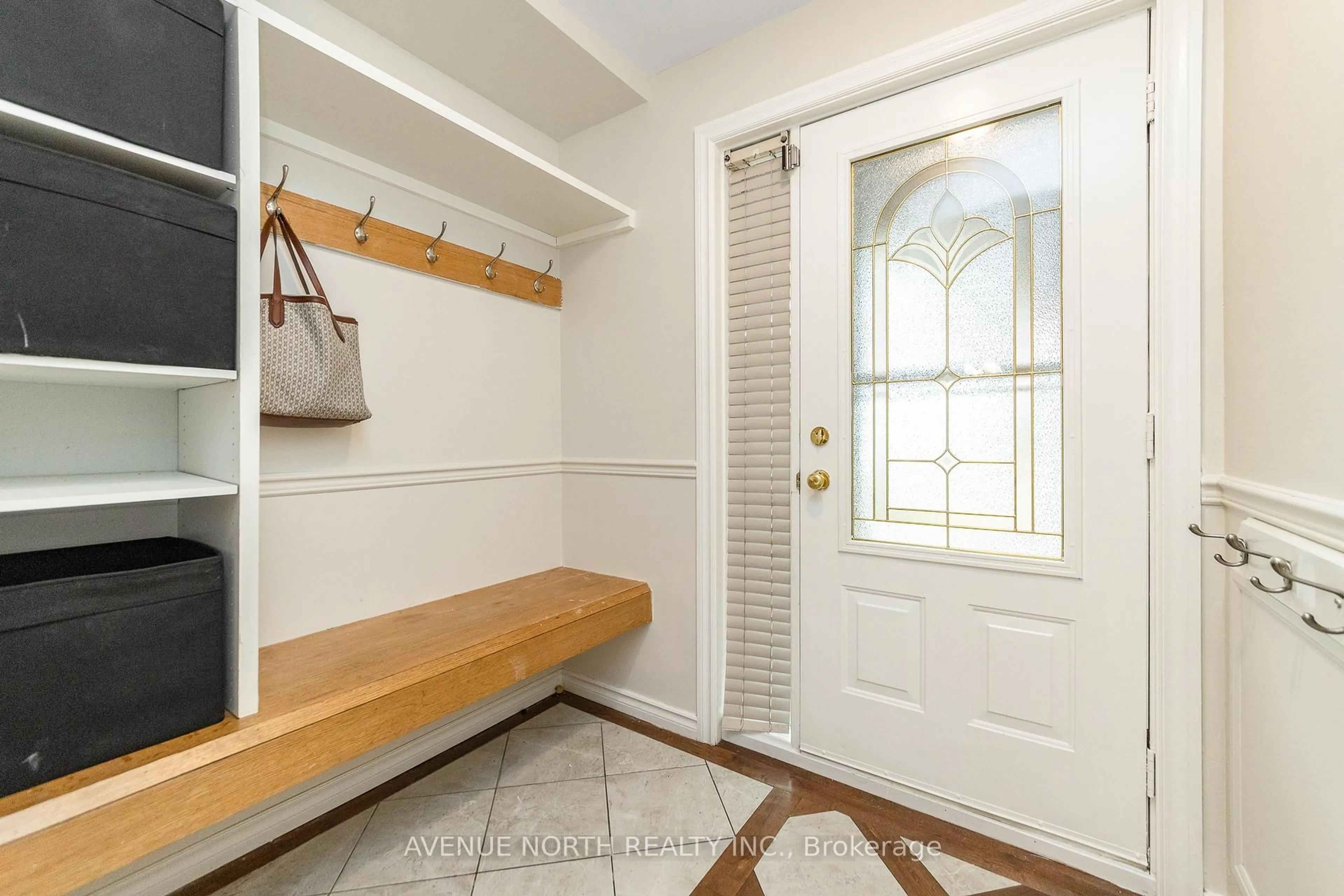 Indoor entryway for 1103 Millwood Crt, Orleans Ontario K1C 3E9