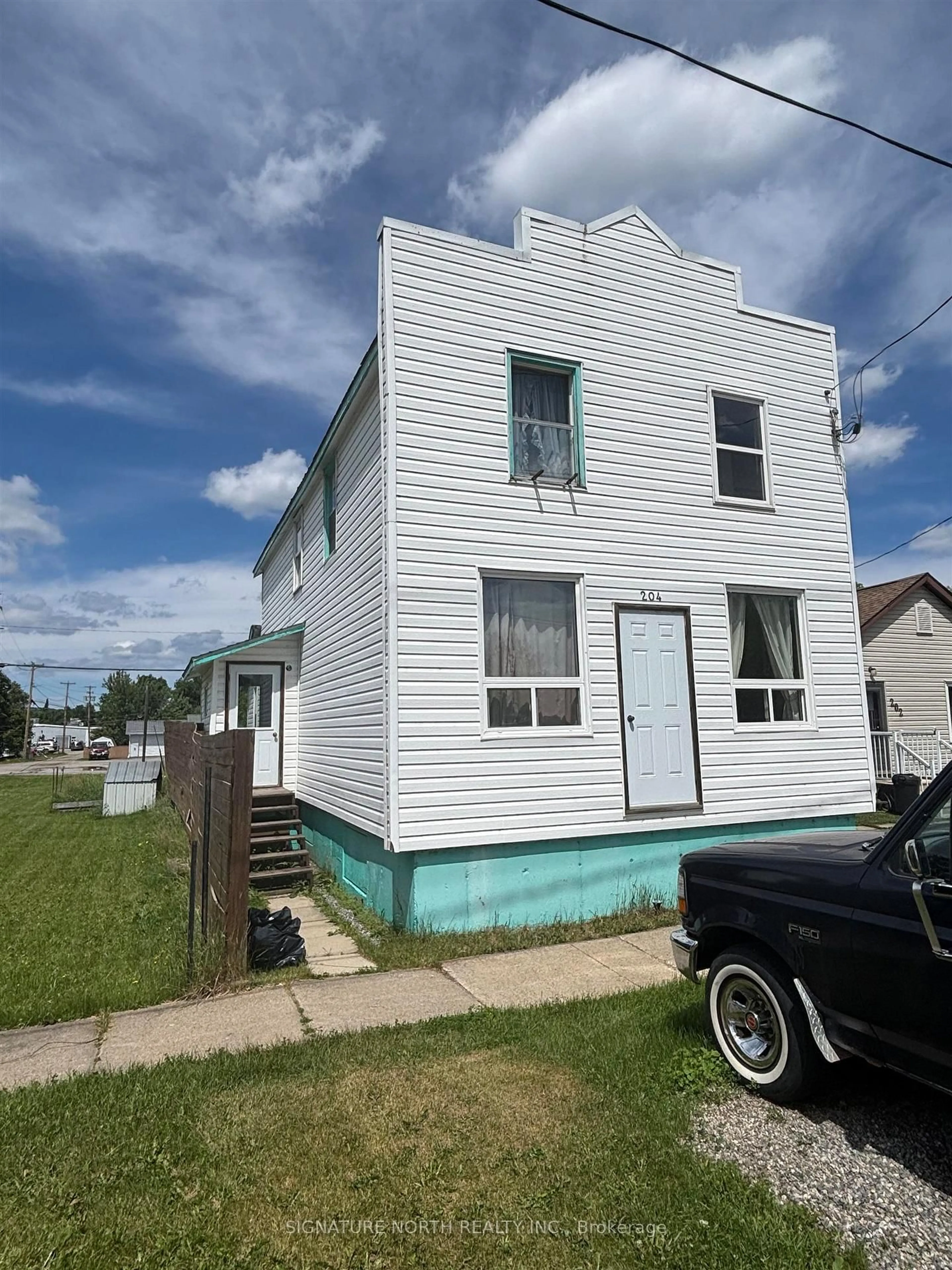 Home with vinyl exterior material, street for 204 Mackenzie Ave. W., Atikokan Ontario P0T 1C0