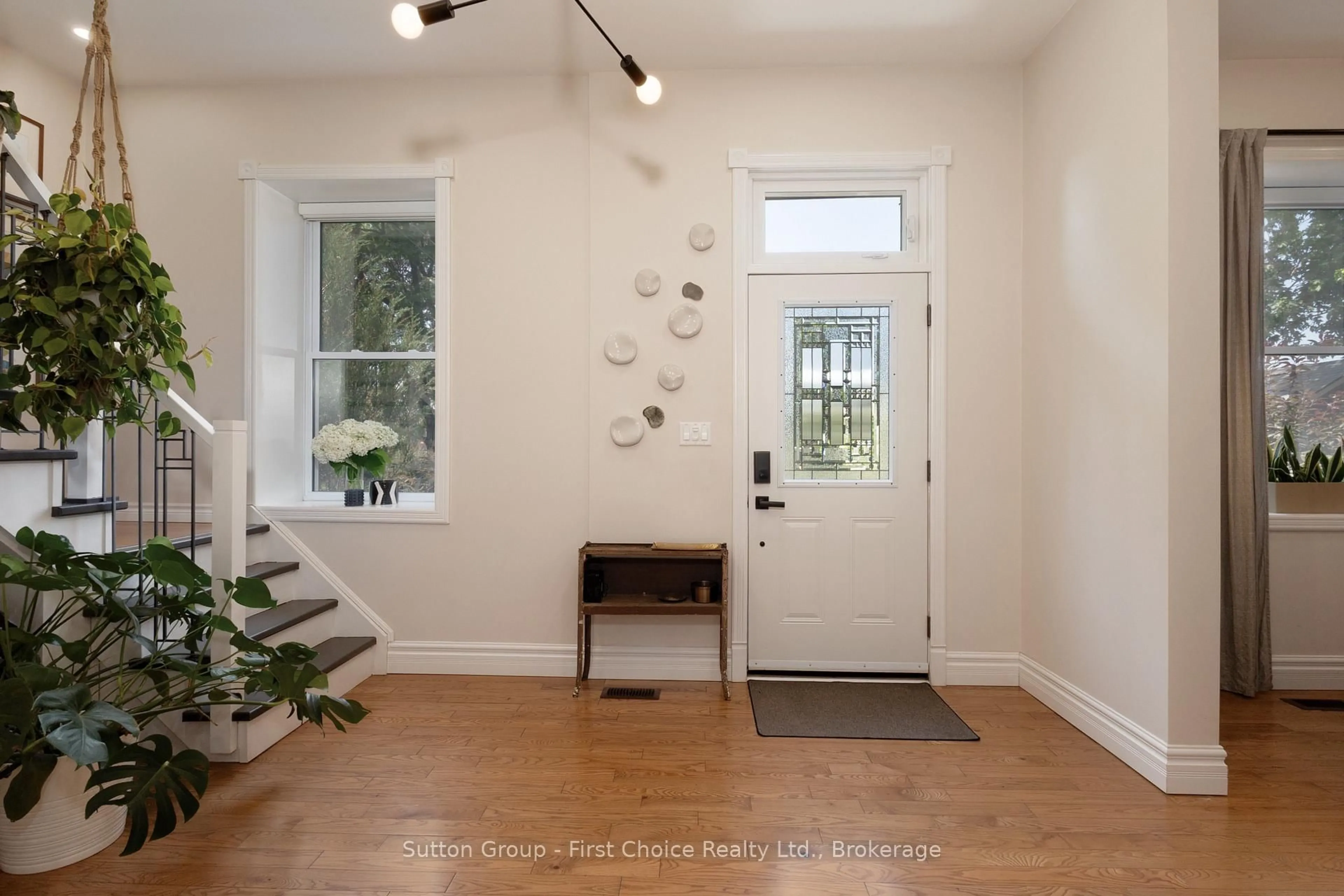 Indoor entryway for 293 Wellington St, St. Marys Ontario N4X 1C5