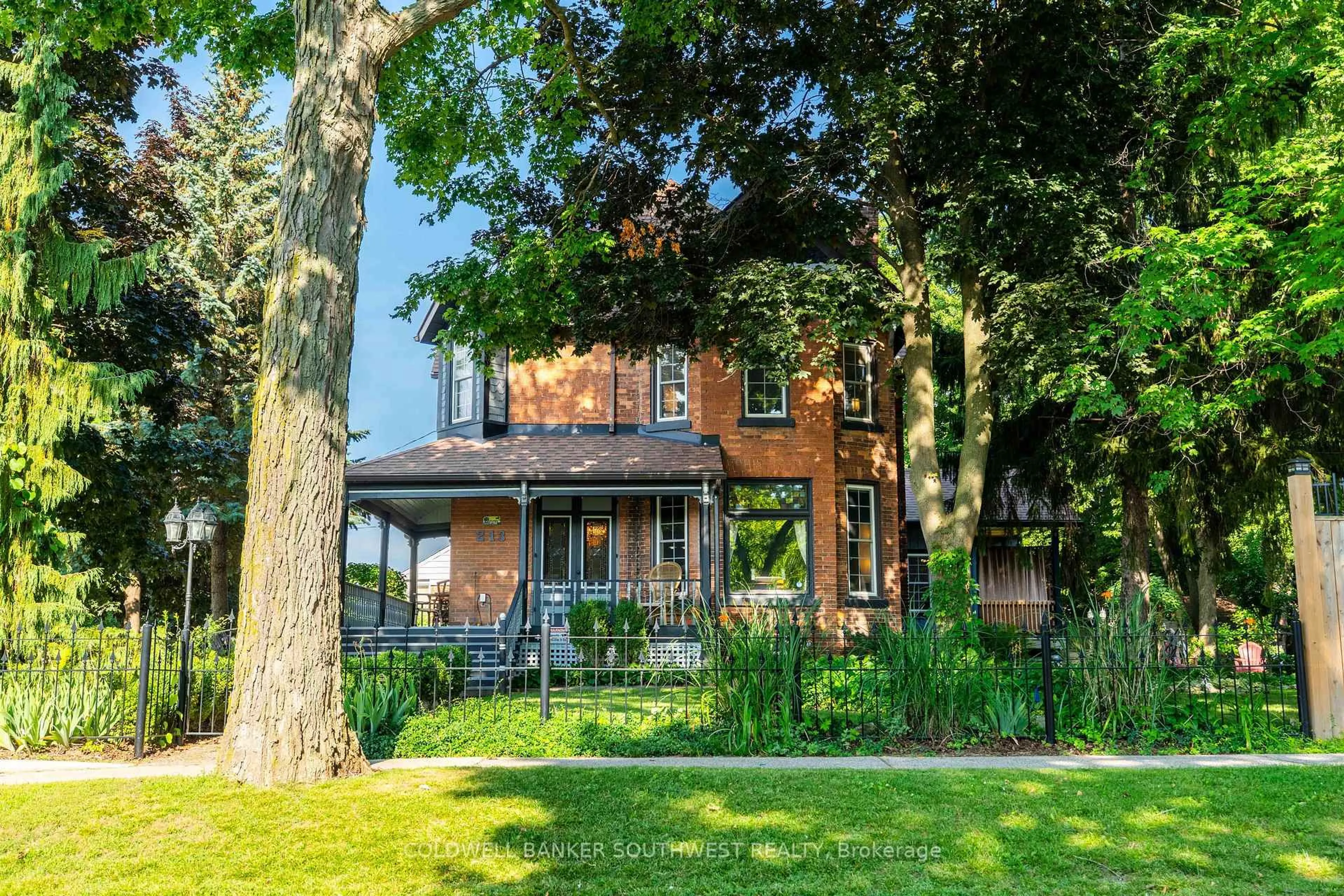 A pic from outside/outdoor area/front of a property/back of a property/a pic from drone, street for 213 Vidal St, Sarnia Ontario N7T 2T4