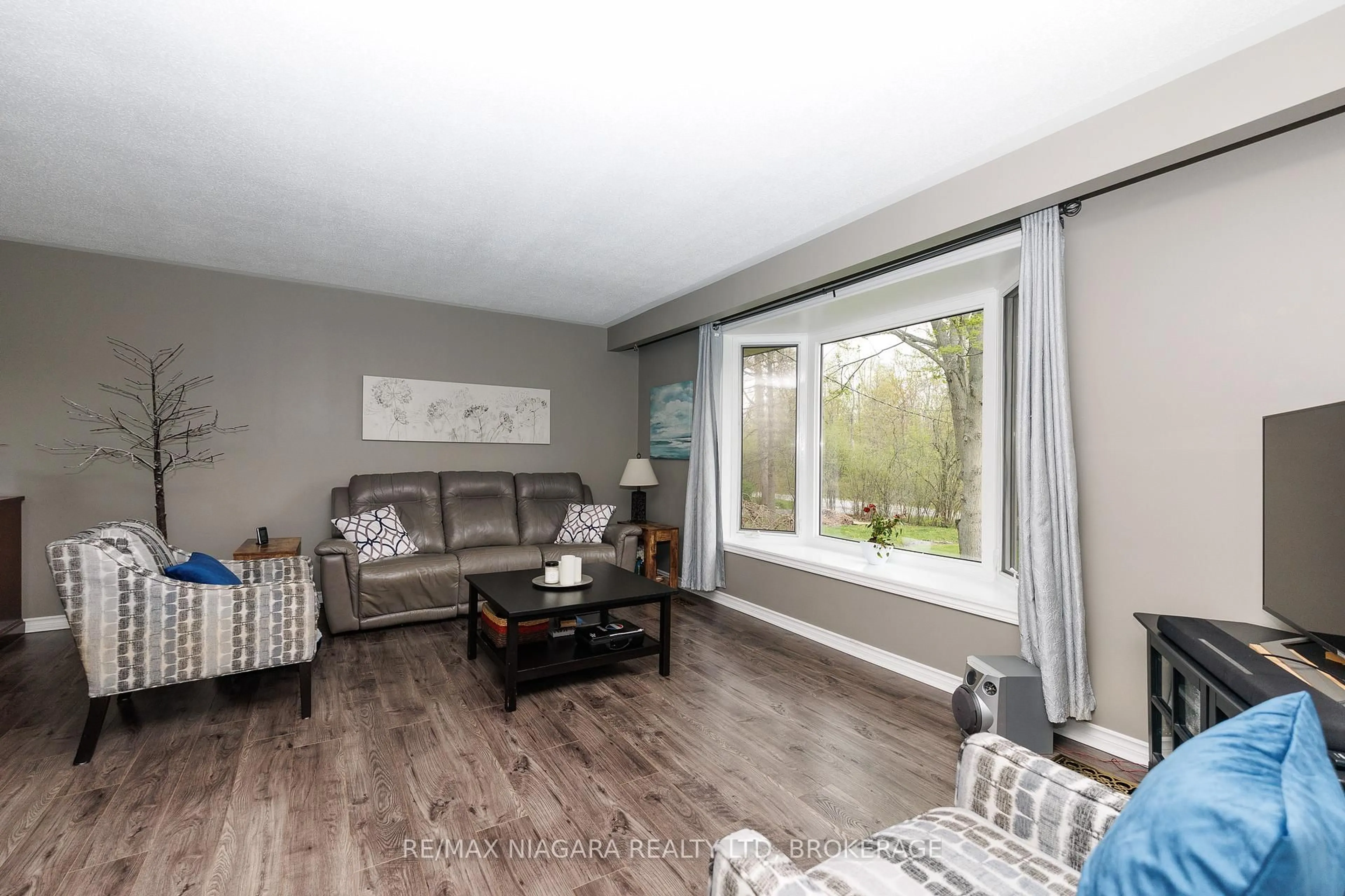 Living room with furniture, wood/laminate floor for 1506 Ott Rd, Fort Erie Ontario L0S 1S0