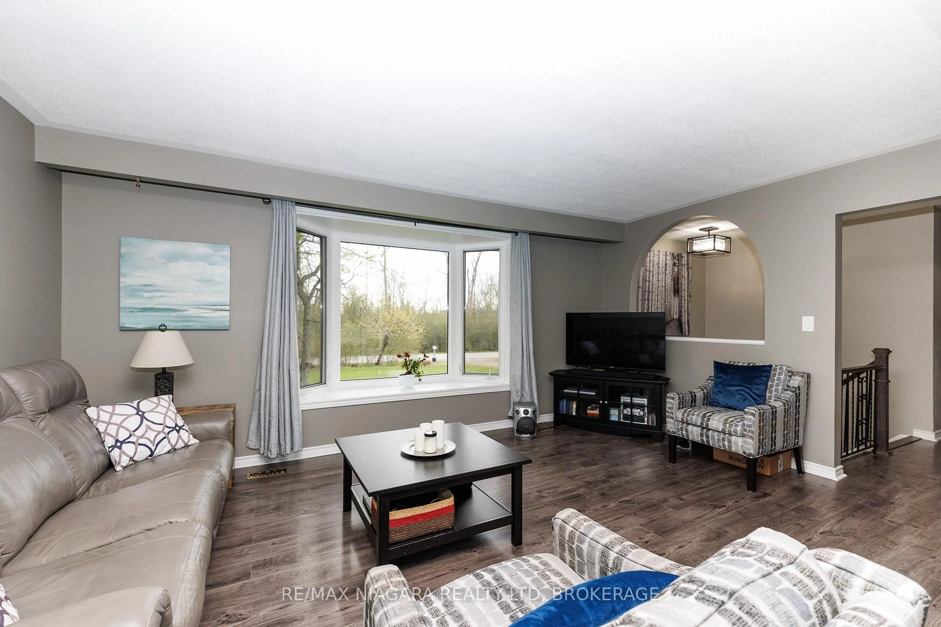 Living room with furniture, wood/laminate floor for 1506 Ott Rd, Fort Erie Ontario L0S 1S0