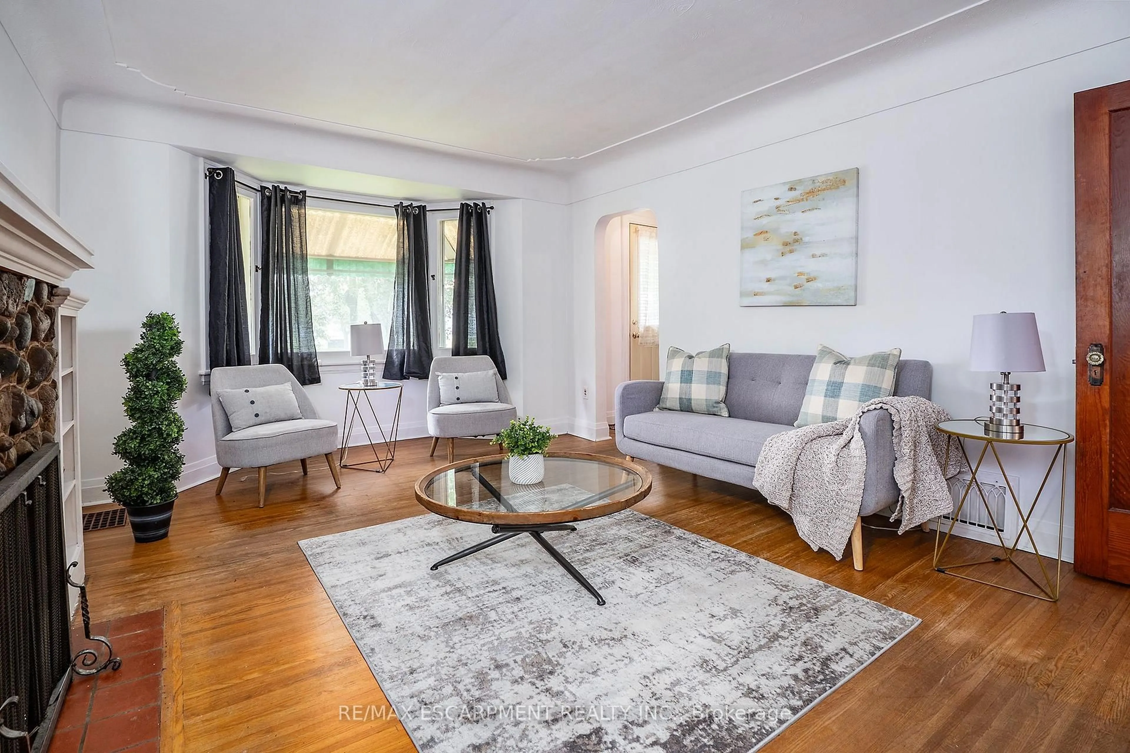 Living room with furniture, wood/laminate floor for 90 Osler Dr, Hamilton Ontario L9H 4B5