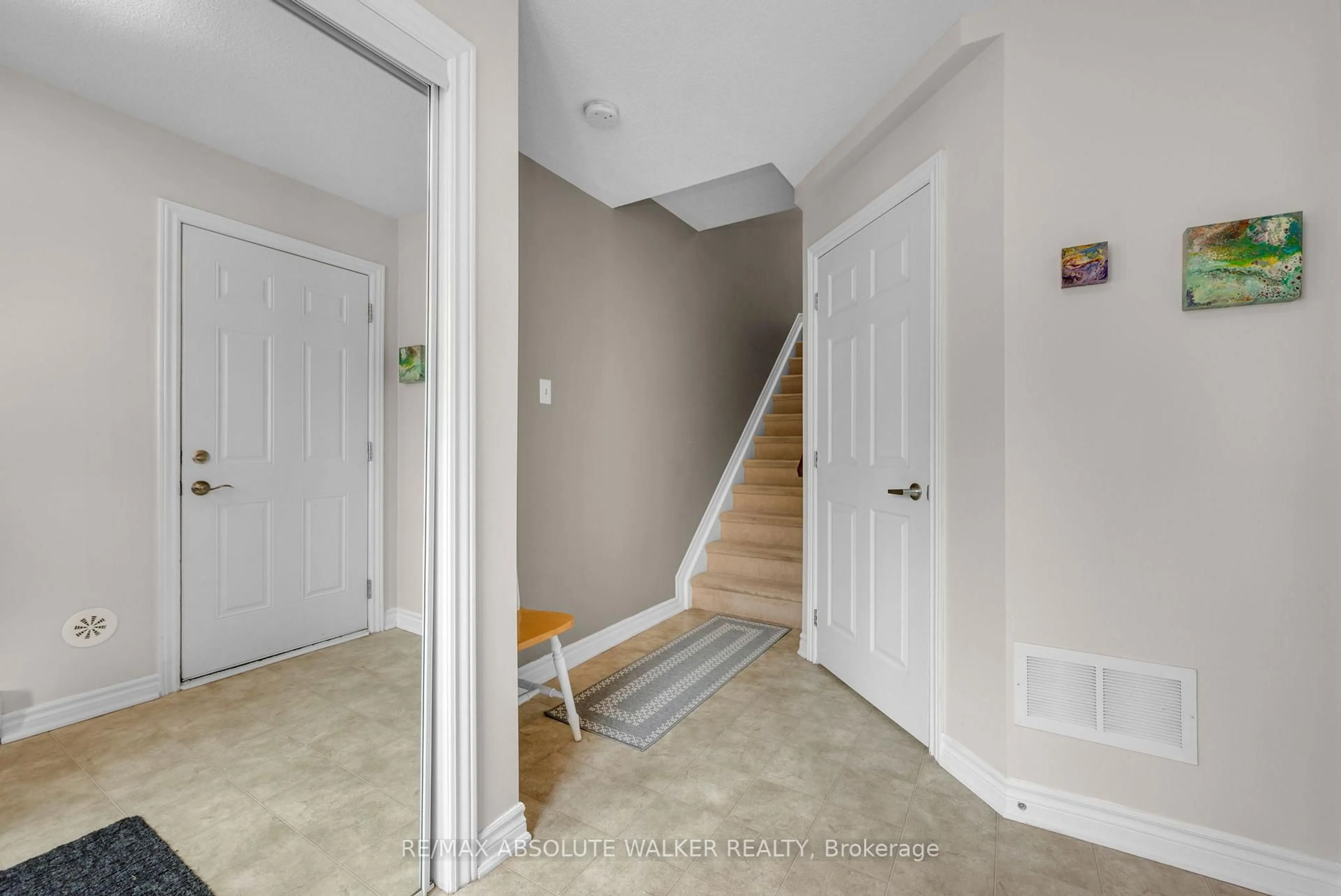 Indoor entryway for 156 Sunshine Cres, Ottawa Ontario K4A 0V3