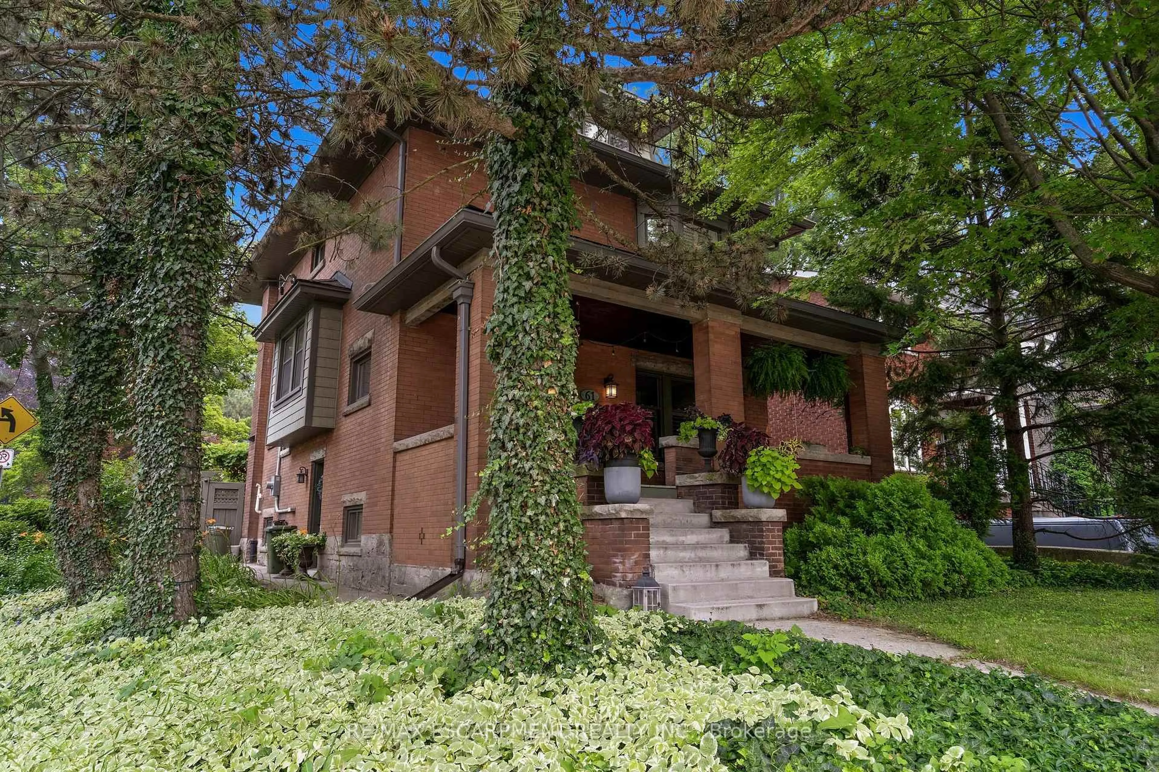 Home with brick exterior material, street for 61 MOUNTAIN Ave, Hamilton Ontario L8P 4G3