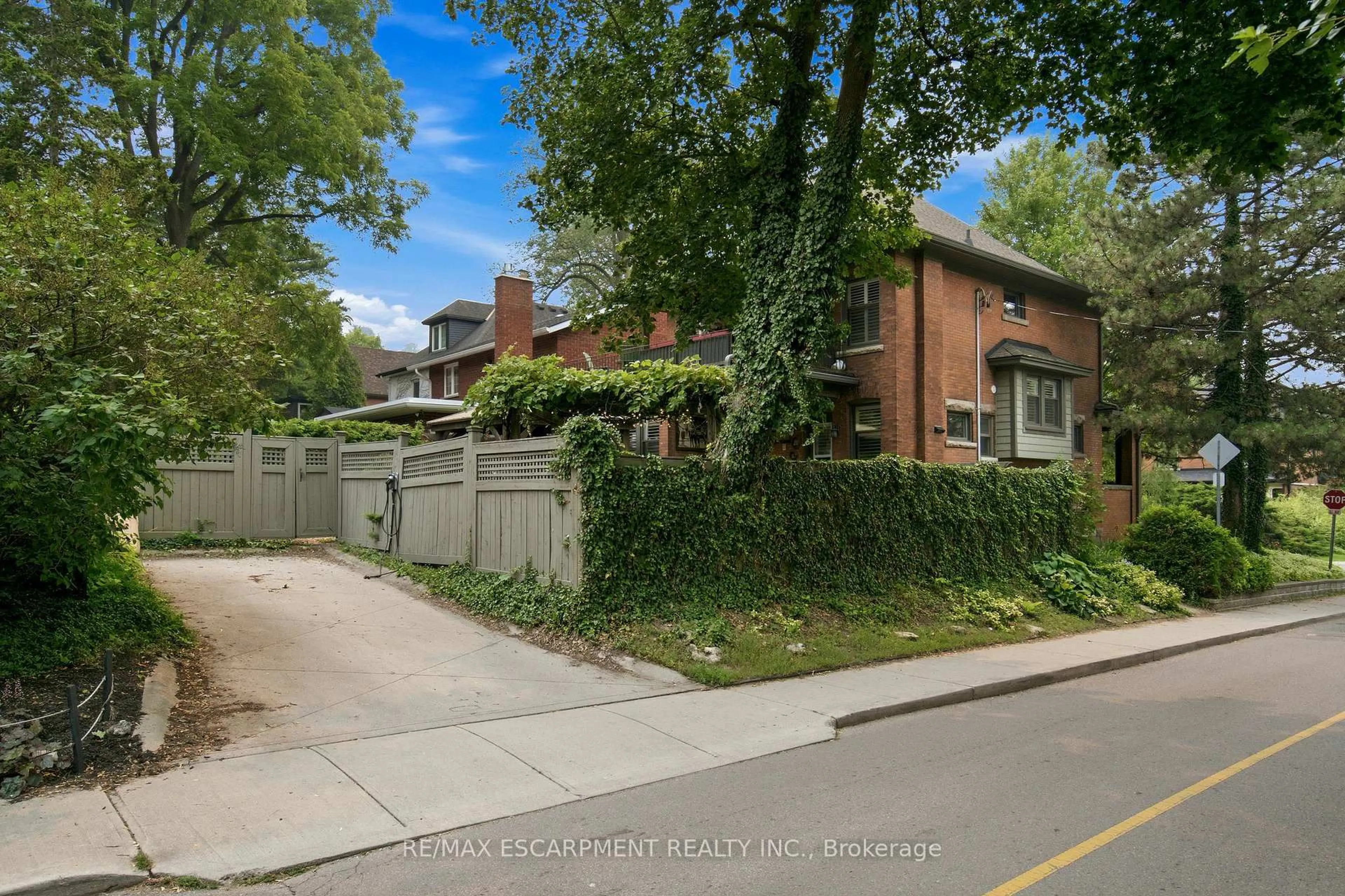 Home with brick exterior material, street for 61 MOUNTAIN Ave, Hamilton Ontario L8P 4G3