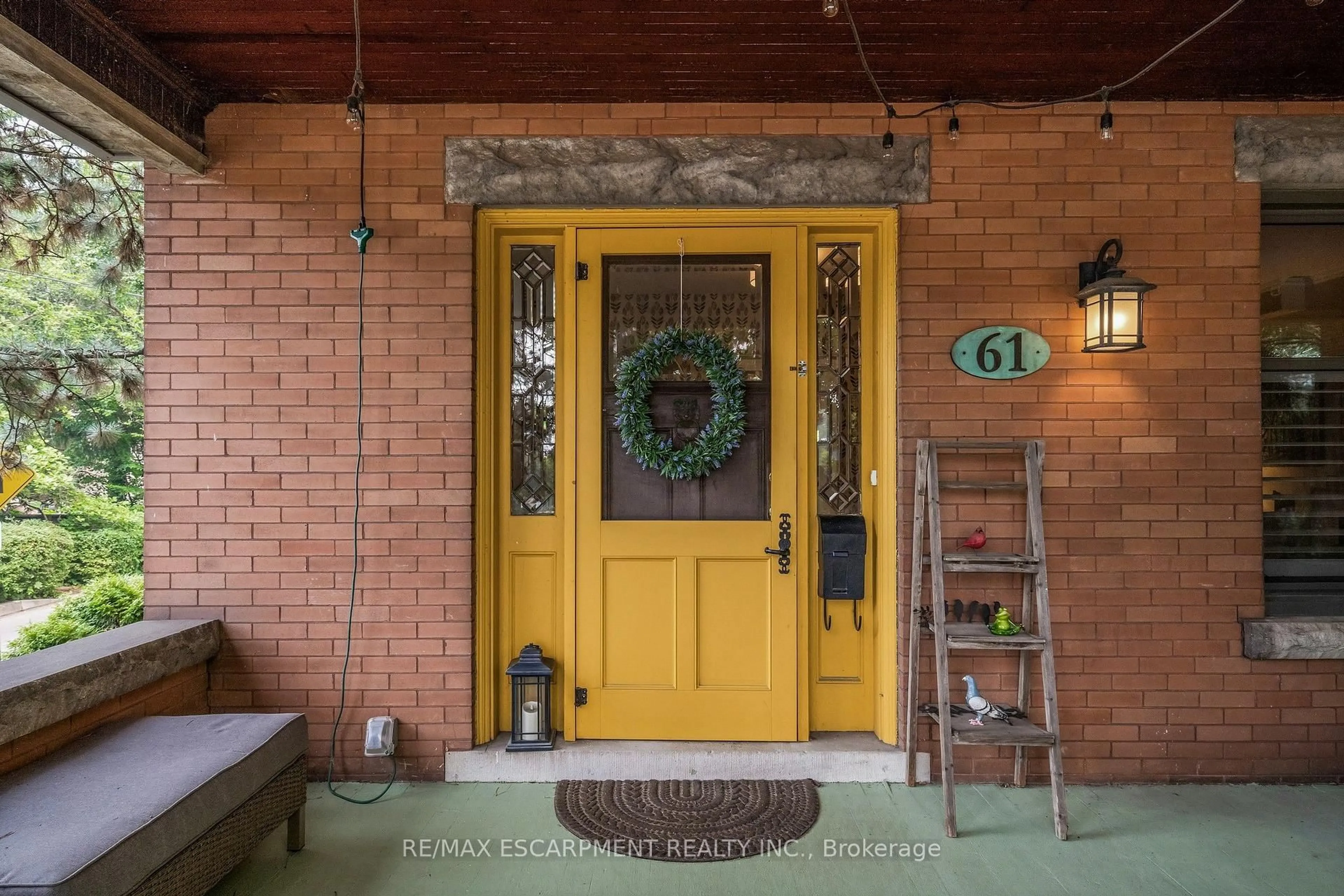 Indoor entryway for 61 MOUNTAIN Ave, Hamilton Ontario L8P 4G3