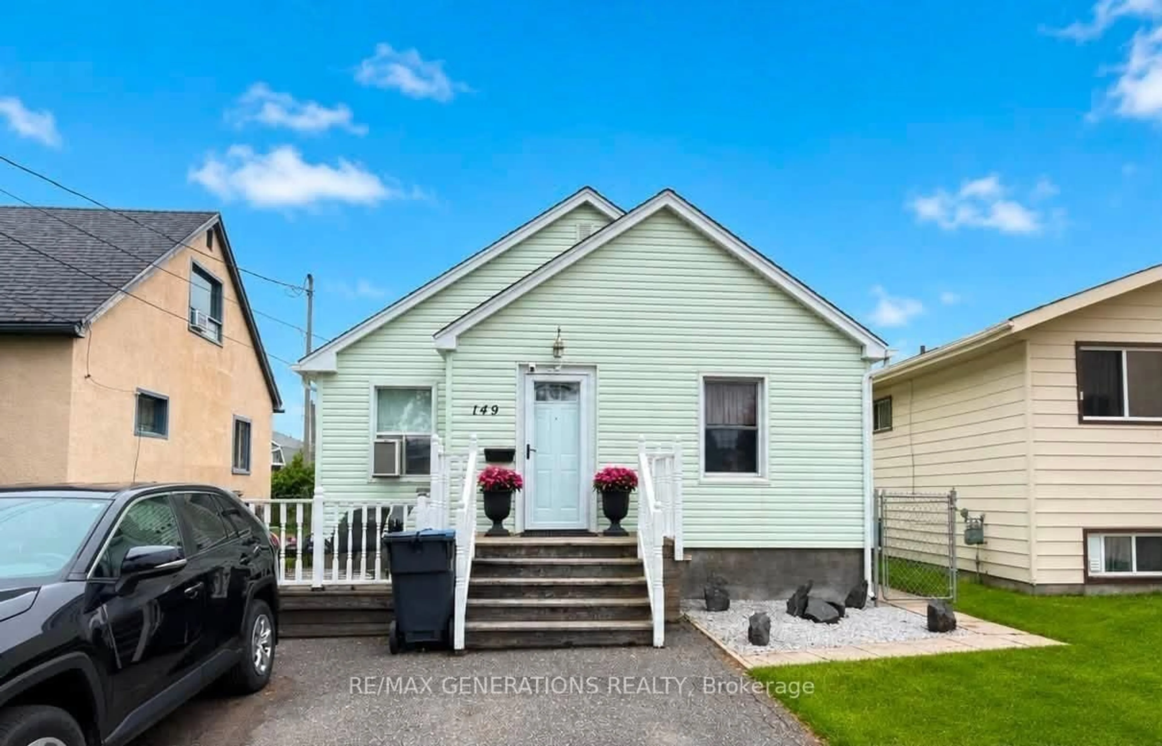 Home with vinyl exterior material, street for 149 Prospect Ave, Thunder Bay Ontario P7A 5L5