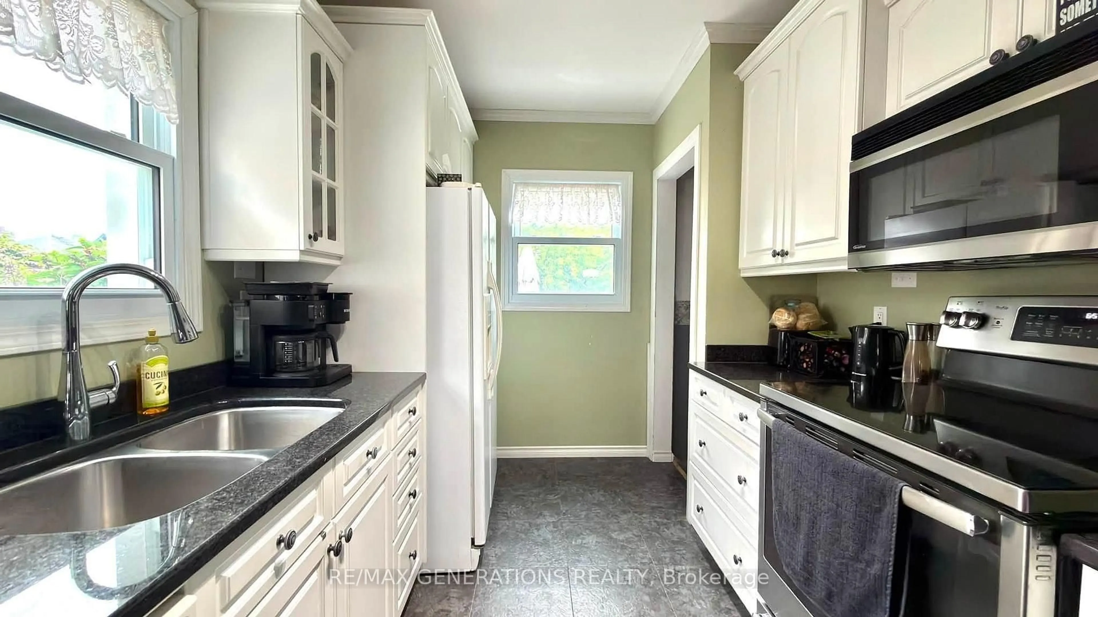 Standard kitchen, ceramic/tile floor for 149 Prospect Ave, Thunder Bay Ontario P7A 5L5