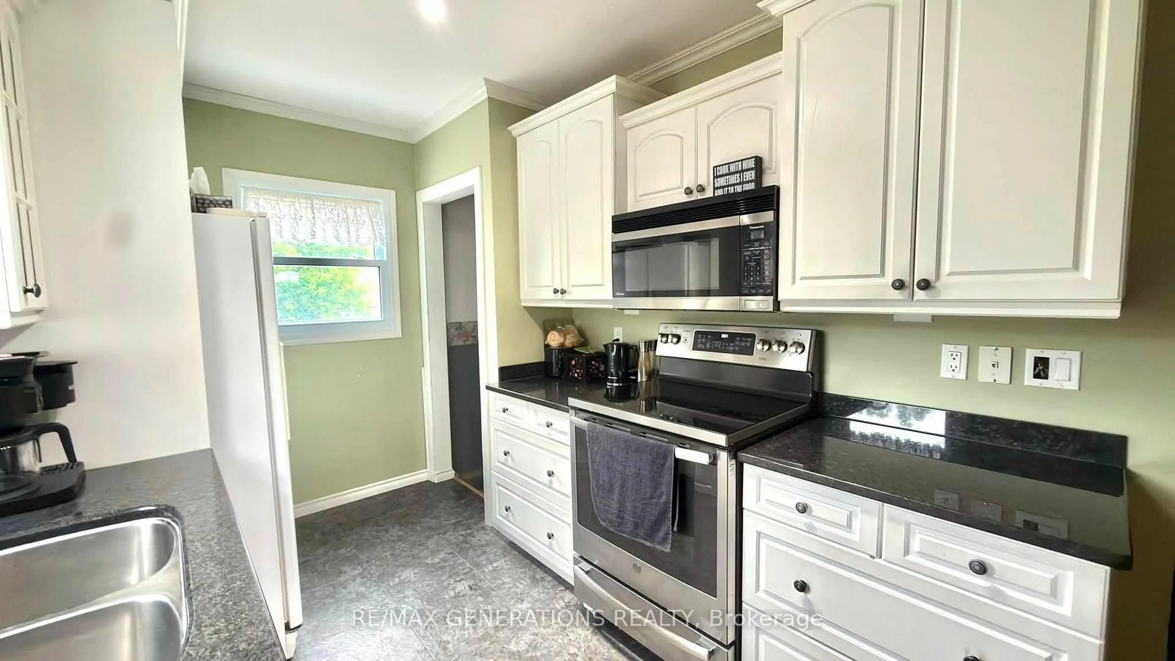 Standard kitchen, ceramic/tile floor for 149 Prospect Ave, Thunder Bay Ontario P7A 5L5