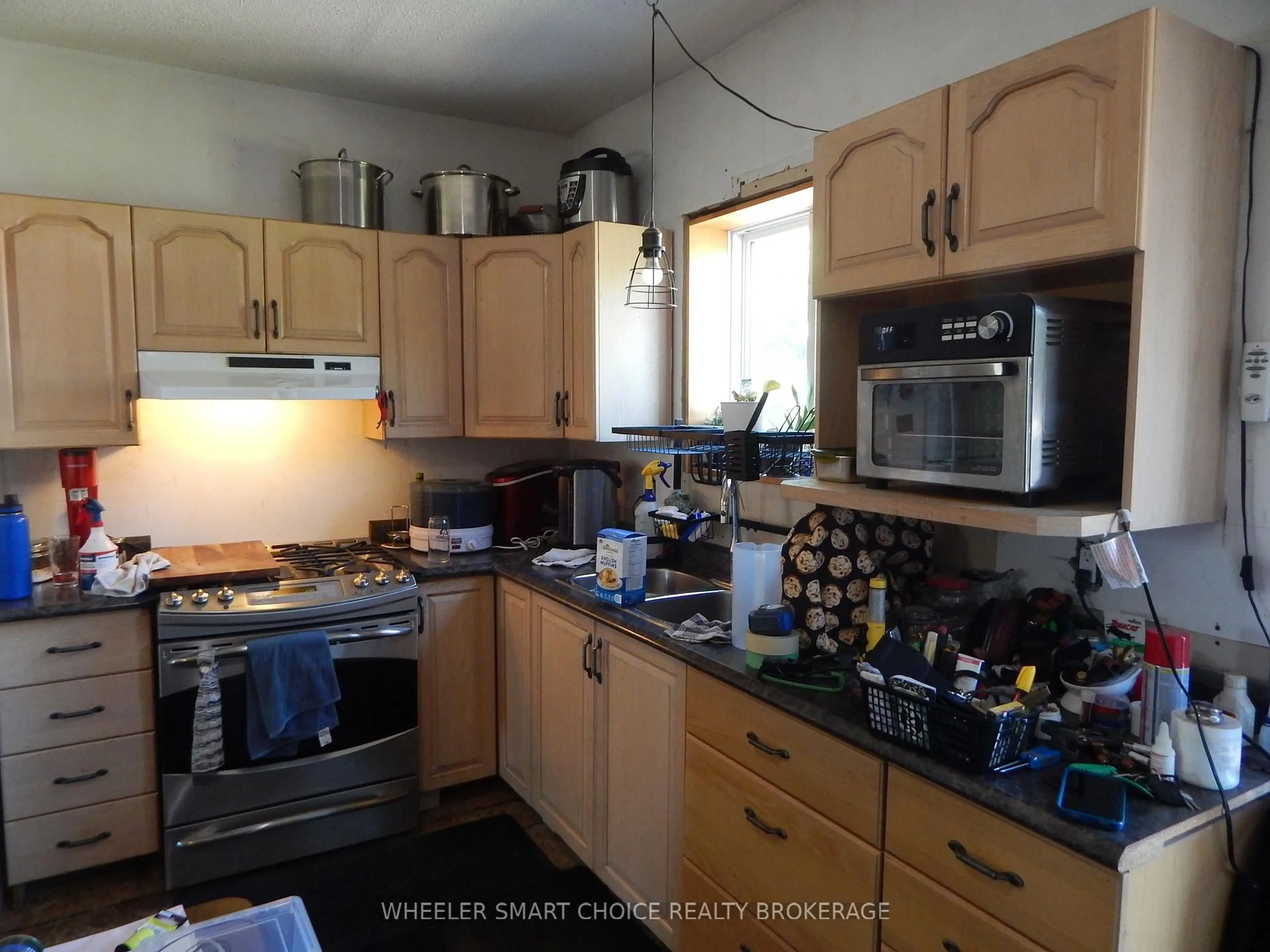 Standard kitchen, wood/laminate floor for 327-329 Brookdale Ave, Cornwall Ontario K6J 4P2