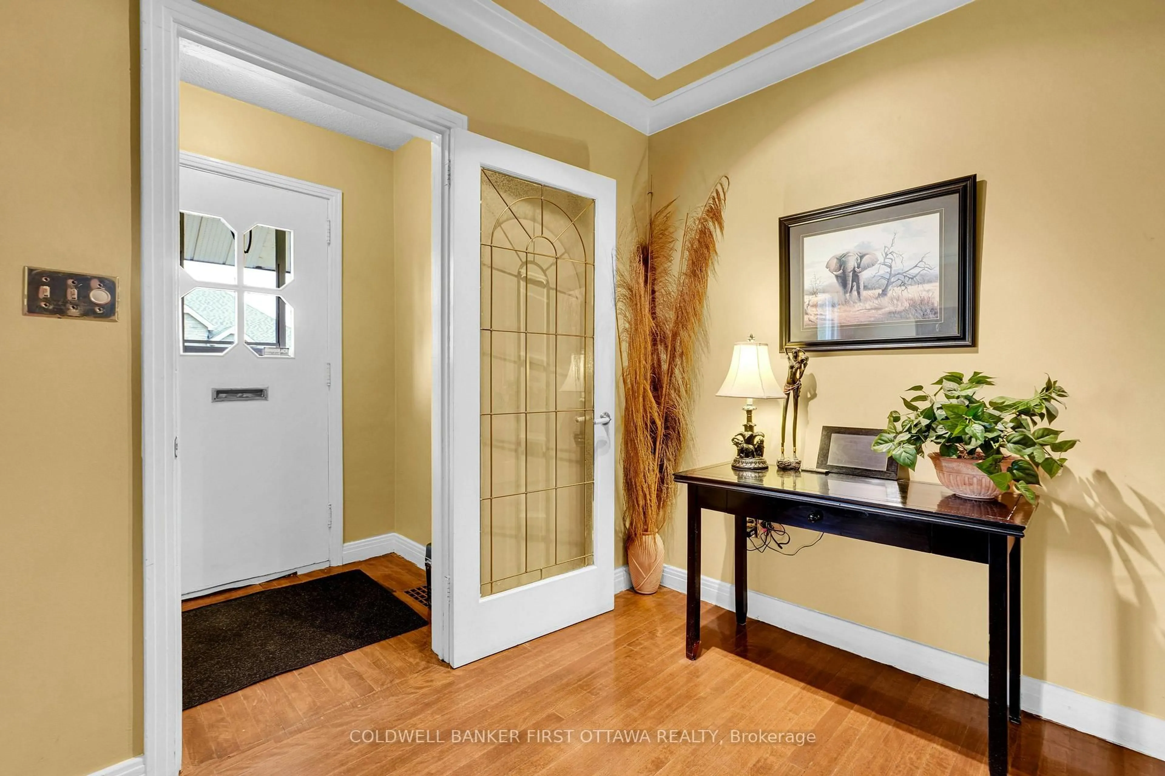 Indoor entryway for 636 Malartic Ave, Ottawa Ontario K1K 0X3
