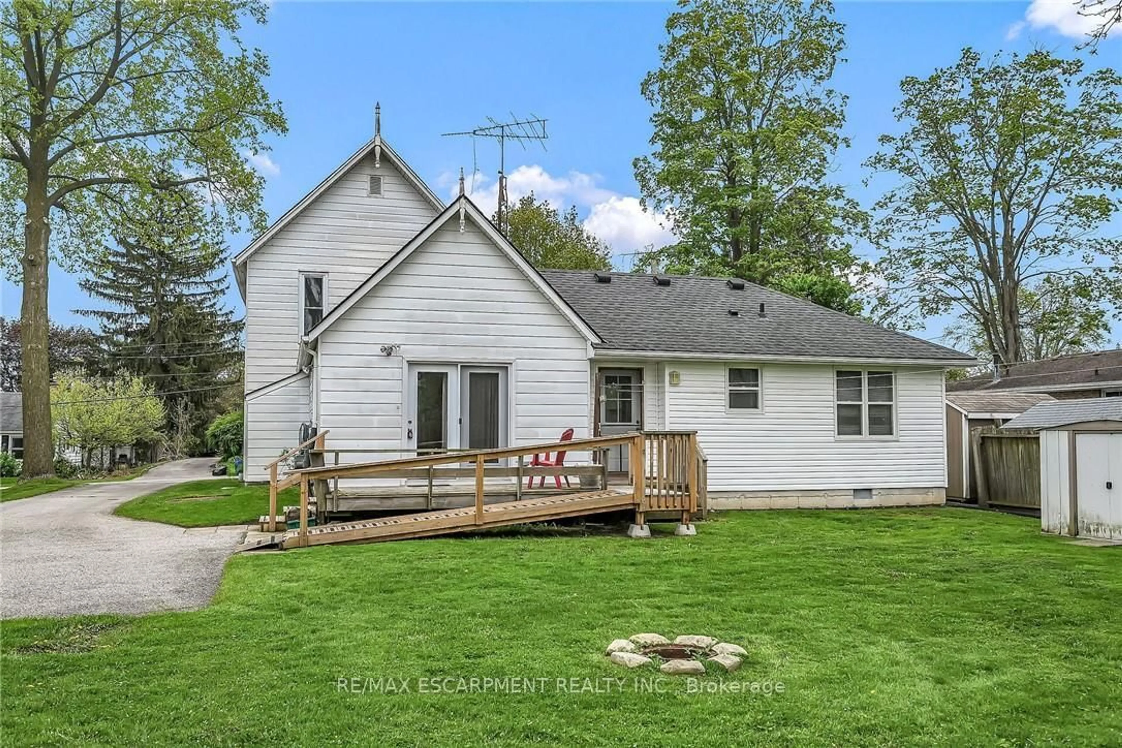 A pic from outside/outdoor area/front of a property/back of a property/a pic from drone, unknown for 7 Greenock St, Norfolk Ontario N0A 1N0