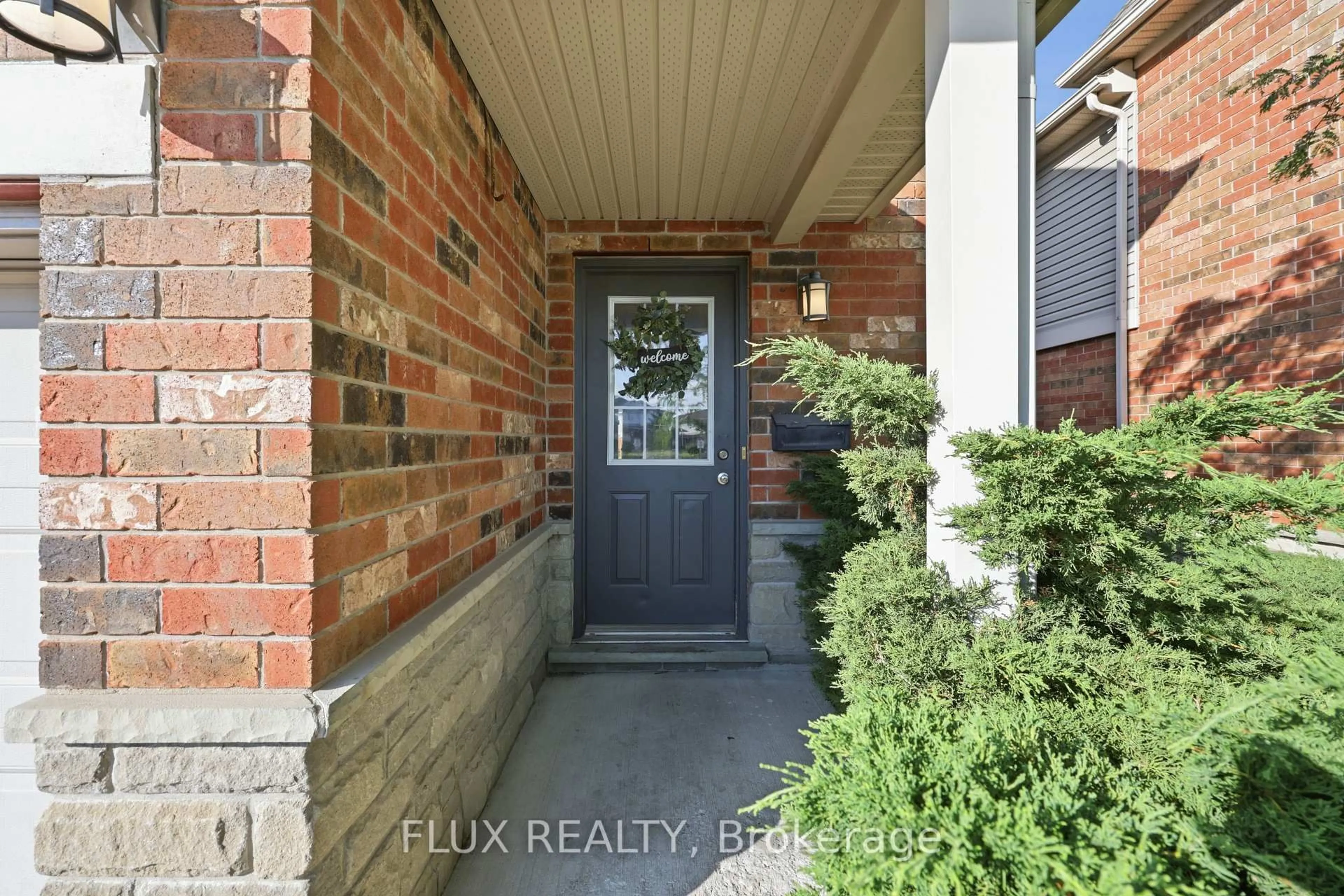 Indoor entryway for 124 Gosling Gdns #46, Guelph Ontario N1G 5K6