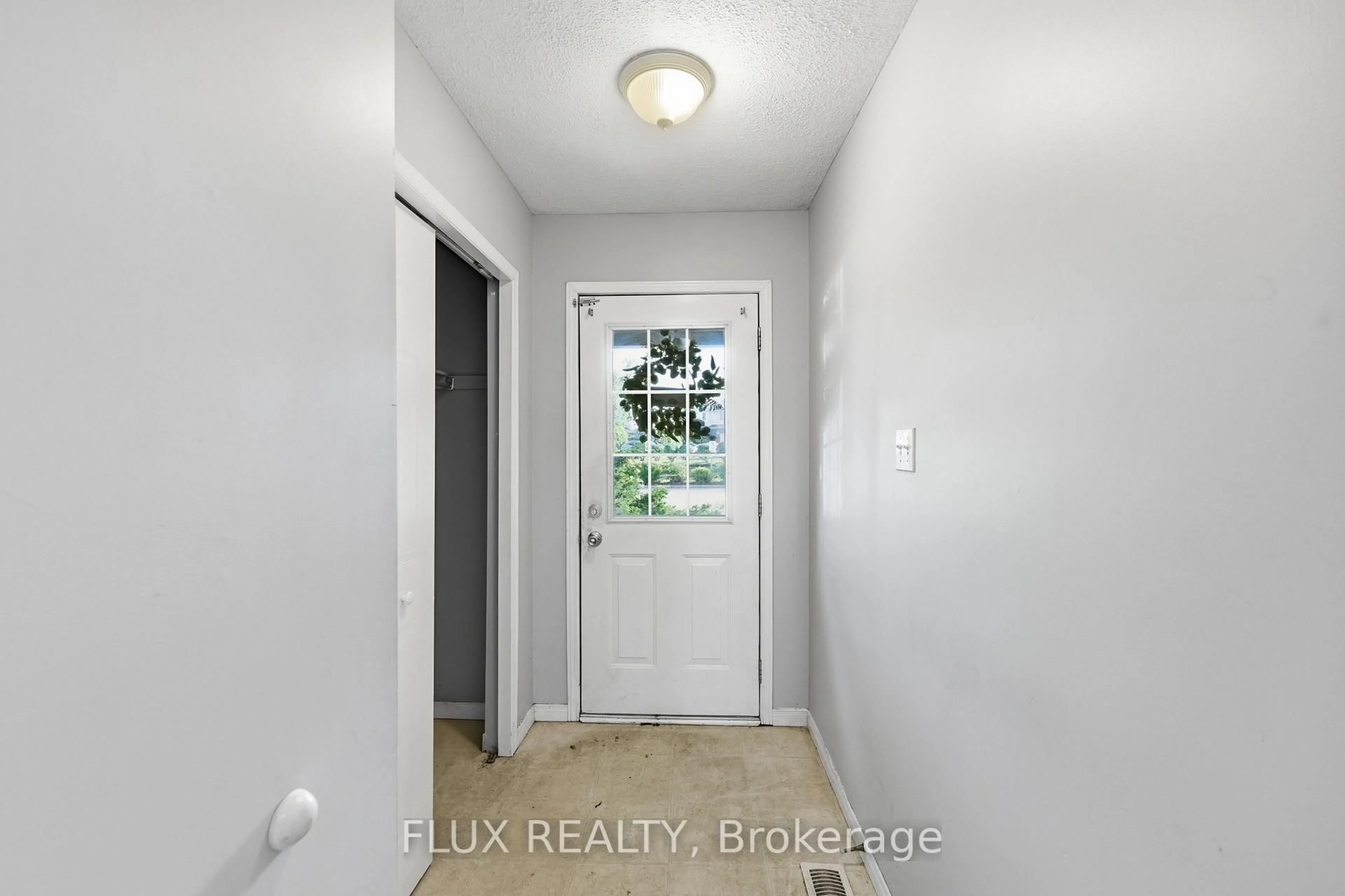 Indoor entryway for 124 Gosling Gdns #46, Guelph Ontario N1G 5K6
