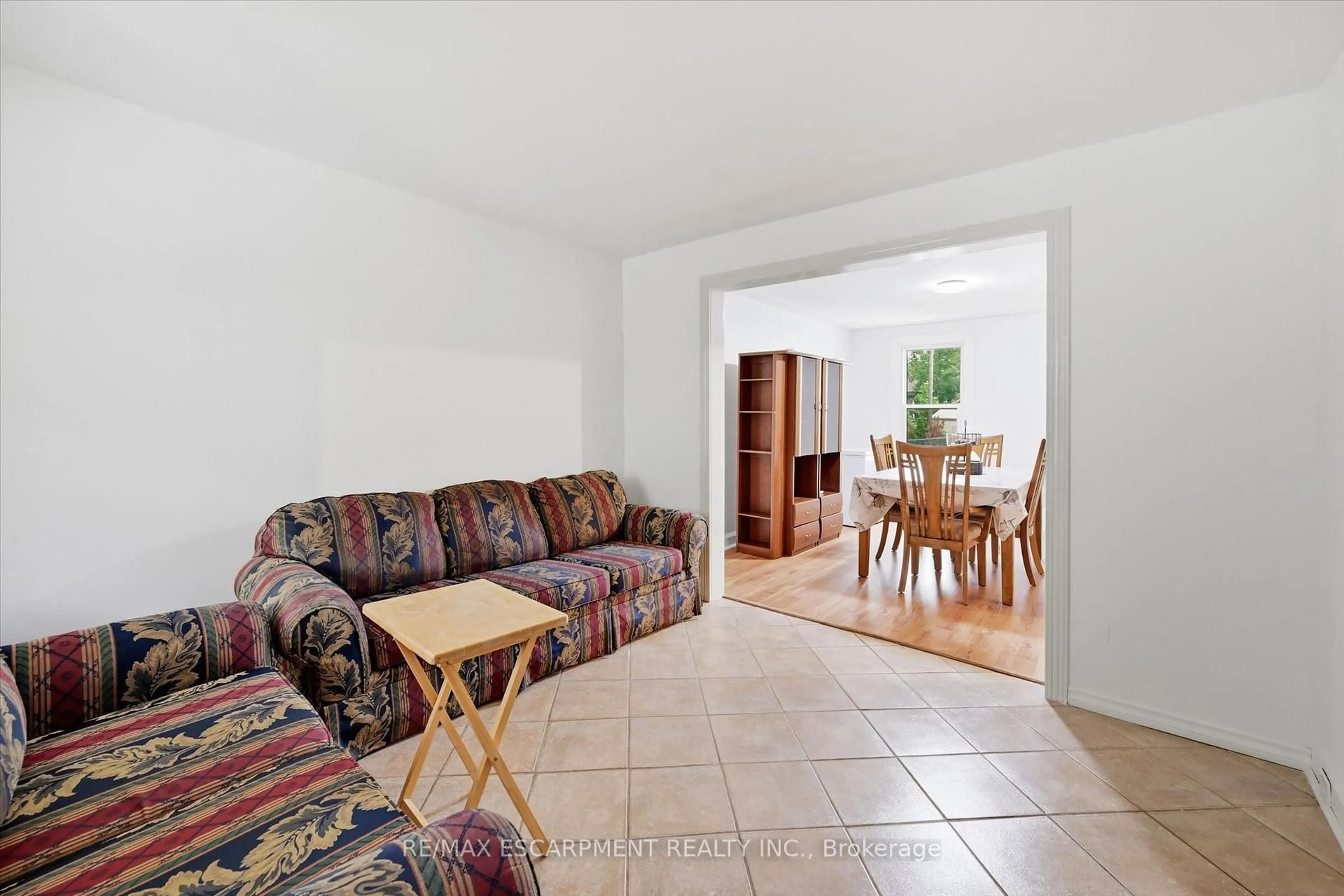 Living room with furniture, unknown for 156 HOPE Ave, Hamilton Ontario L8H 2E8