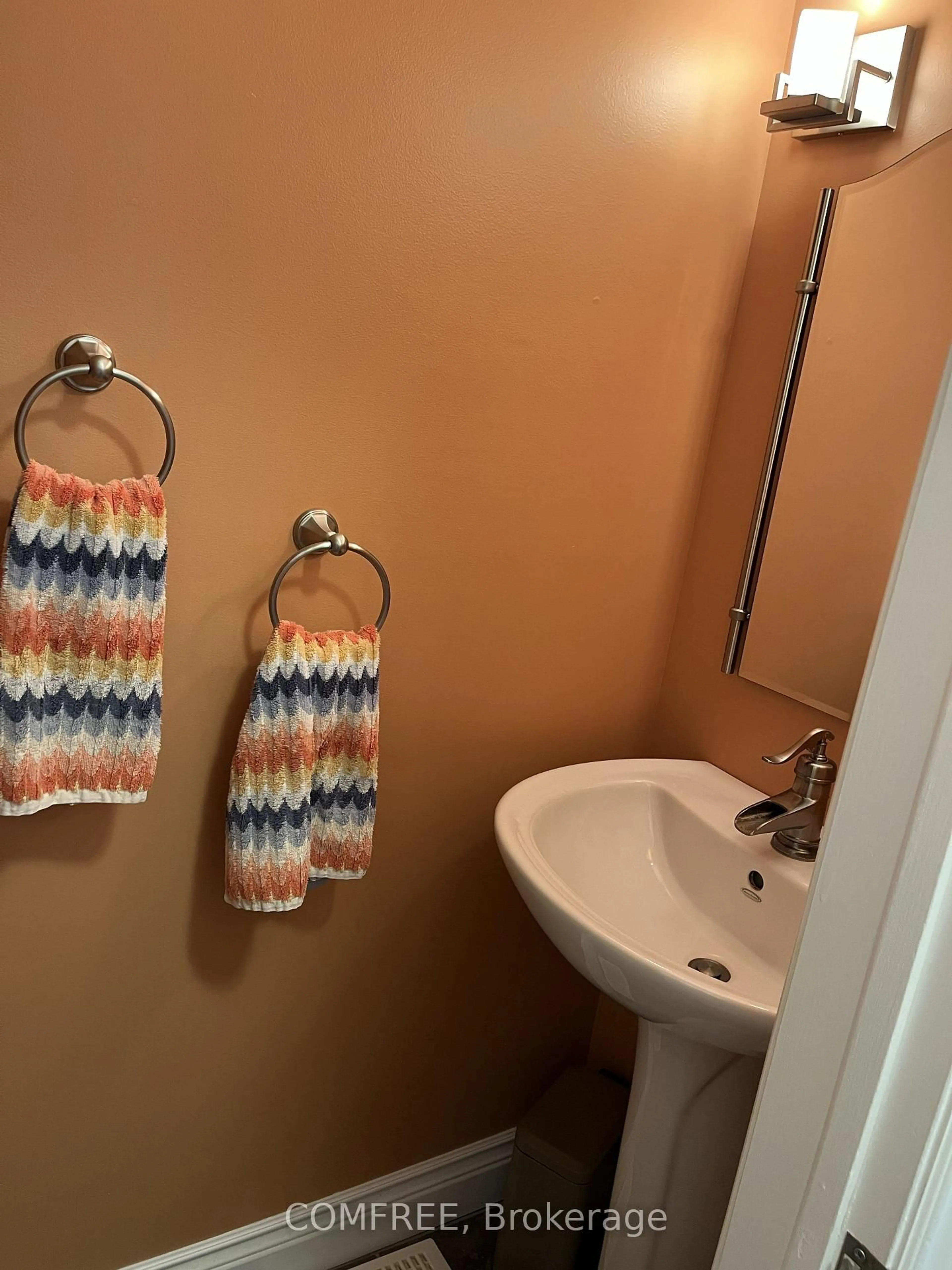 Standard bathroom, unknown for 10 Trotting Way, Ottawa Ontario K2M 1B2