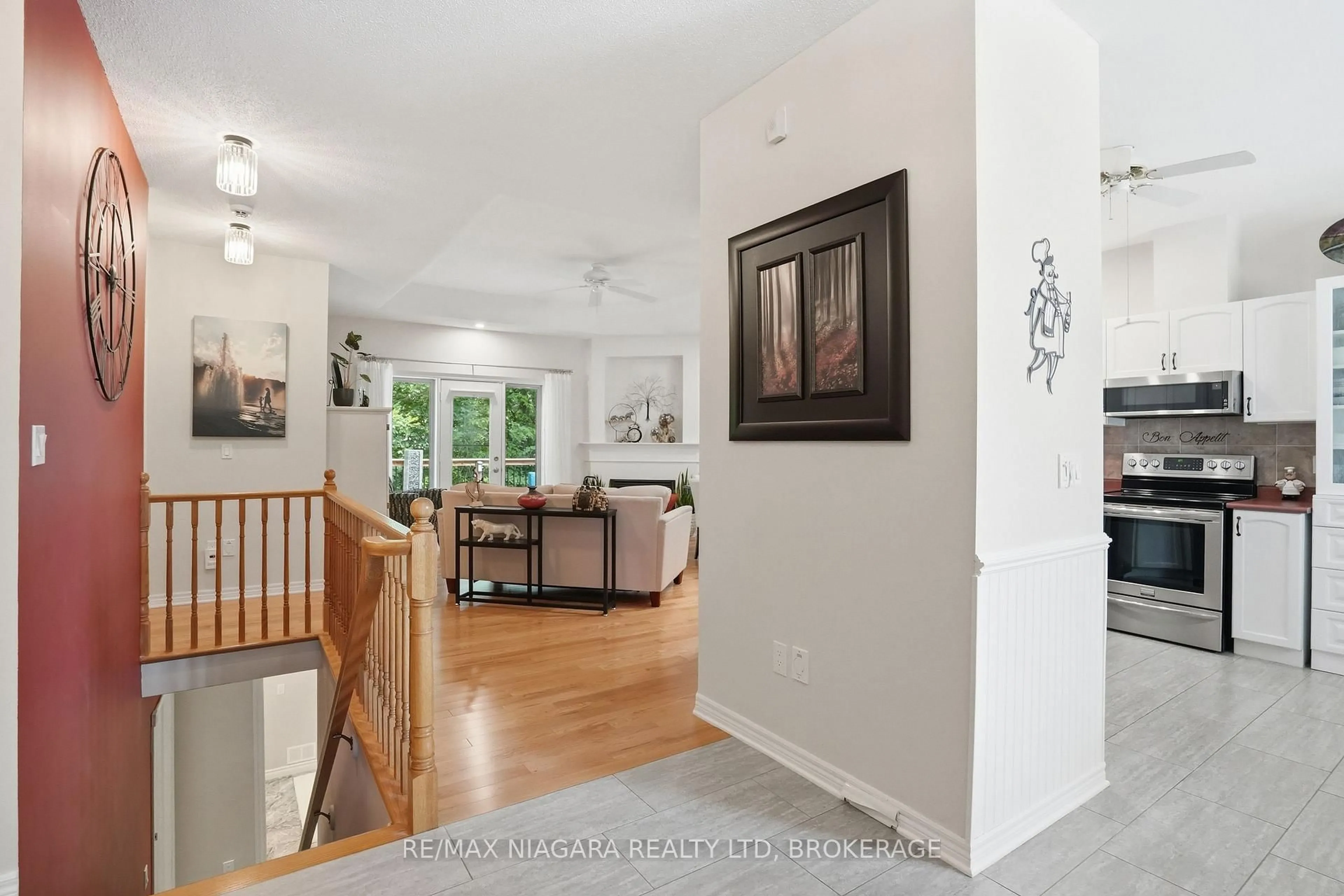 Indoor entryway for 99 Linwell Rd #10, St. Catharines Ontario L2N 1R6