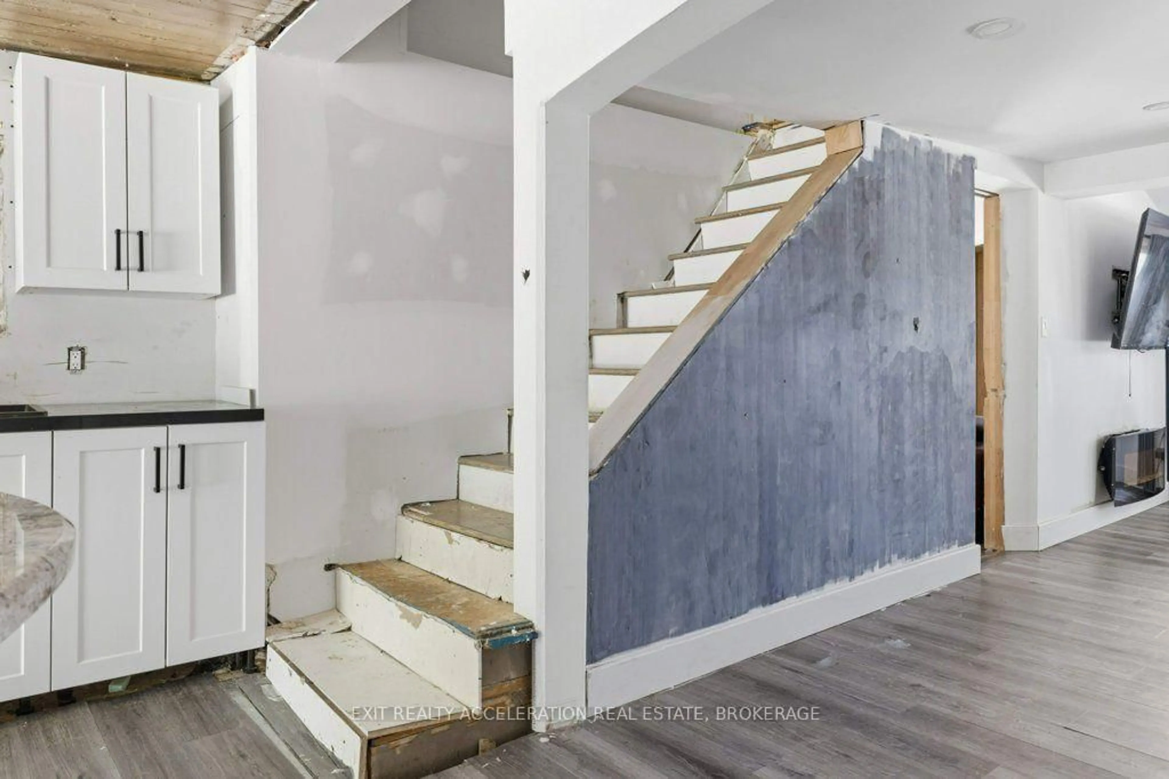 Stairs for 11 Parks St, Greater Napanee Ontario K7R 3C1