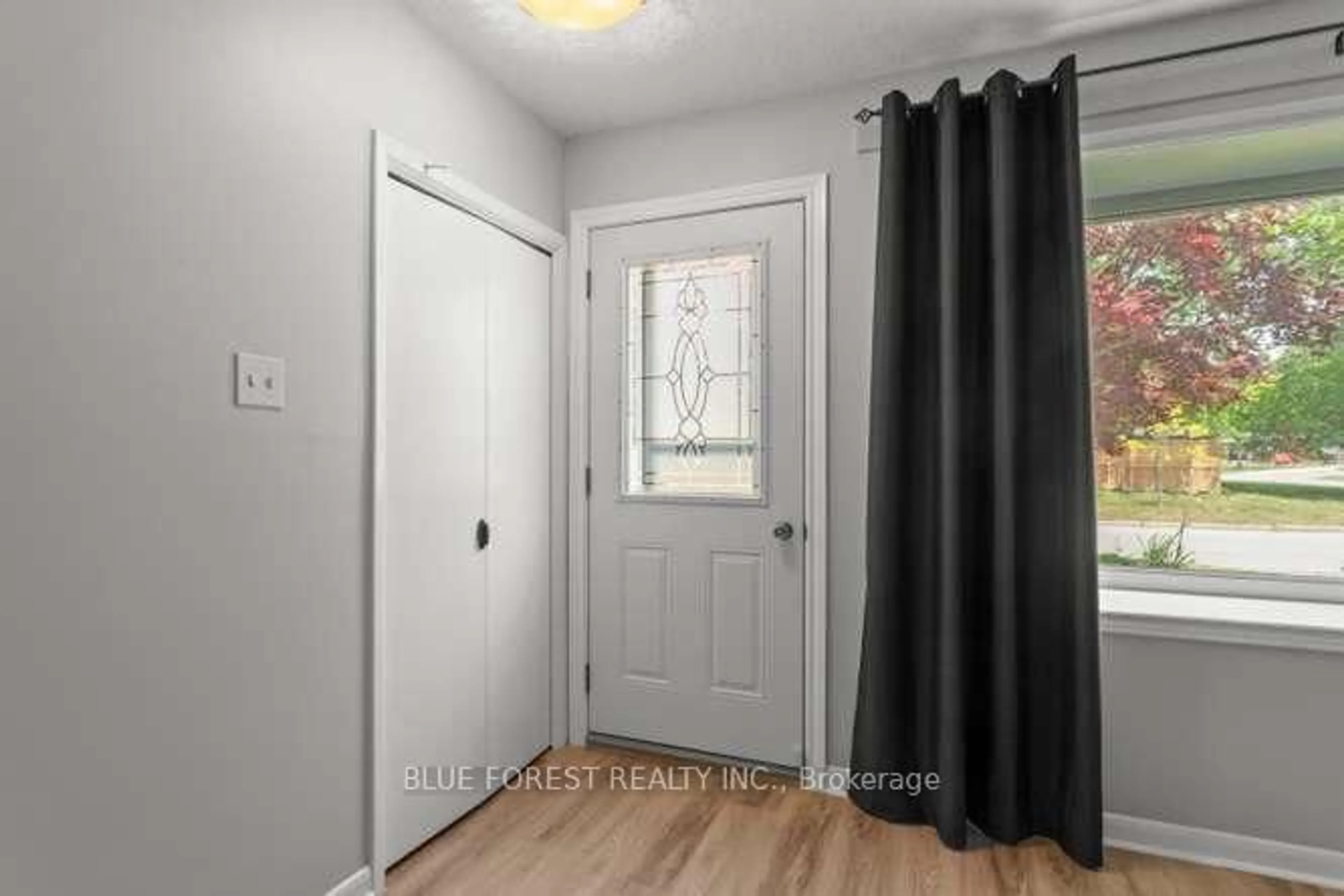 Indoor entryway for 27 Villeneuve Cres, London East Ontario N5V 1M7