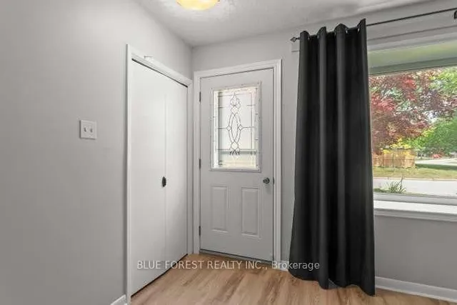 27 Villeneuve Cres, London East 3