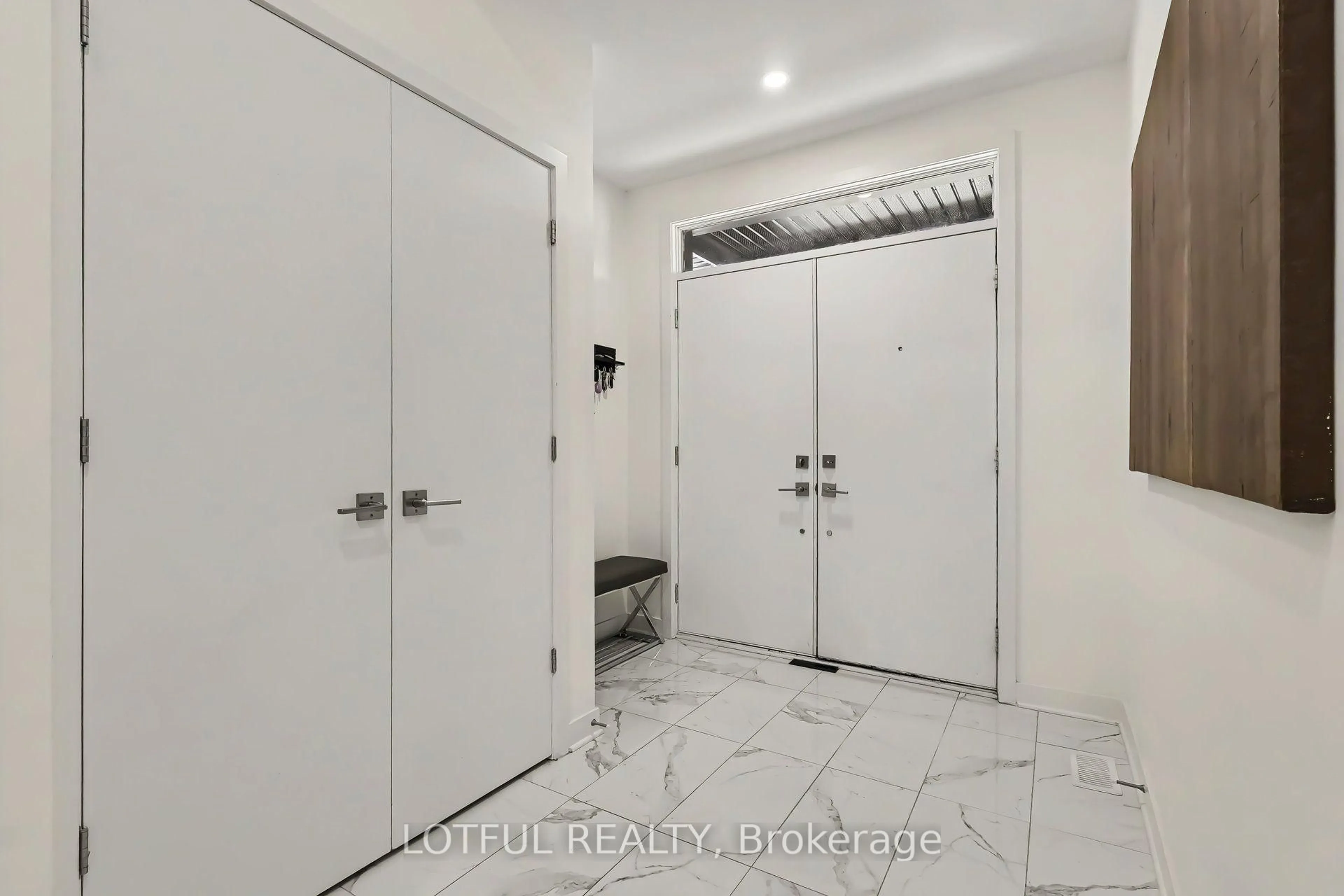 Indoor entryway for 522 Ascender Ave, Orleans Ontario K1W 0R6