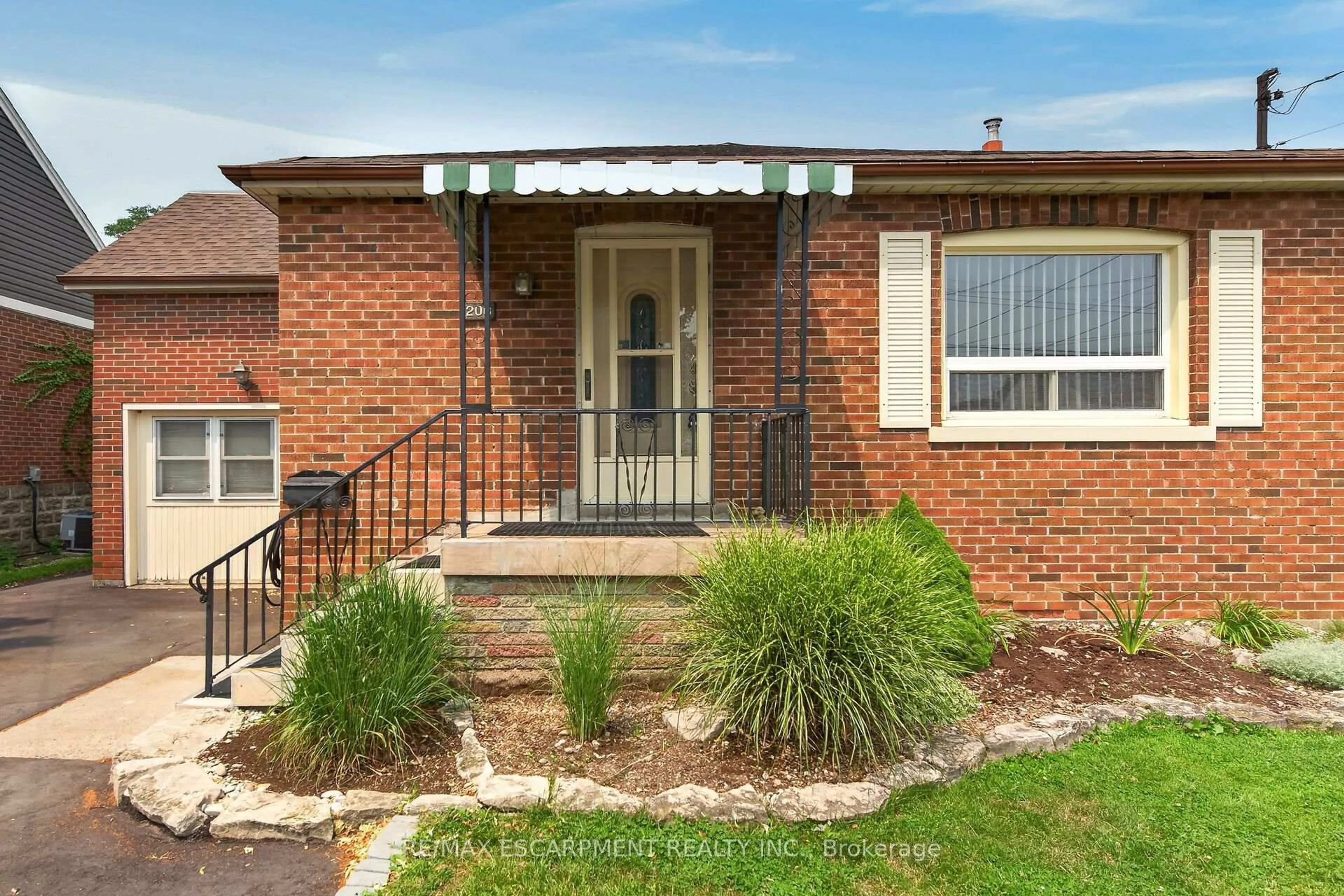 Home with brick exterior material, street for 206 EAST 13TH St, Hamilton Ontario L9A 3Z7