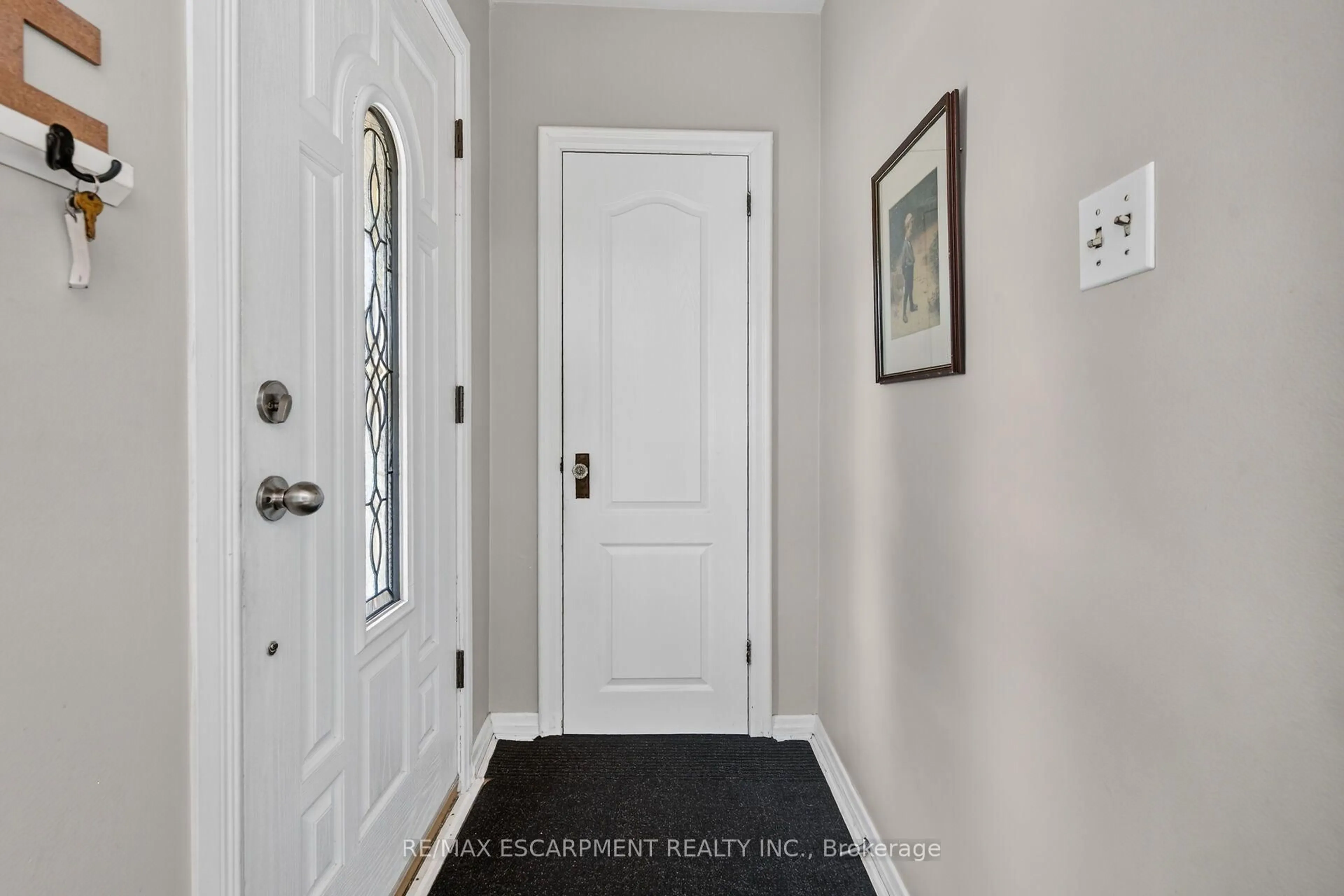 Indoor entryway for 206 EAST 13TH St, Hamilton Ontario L9A 3Z7