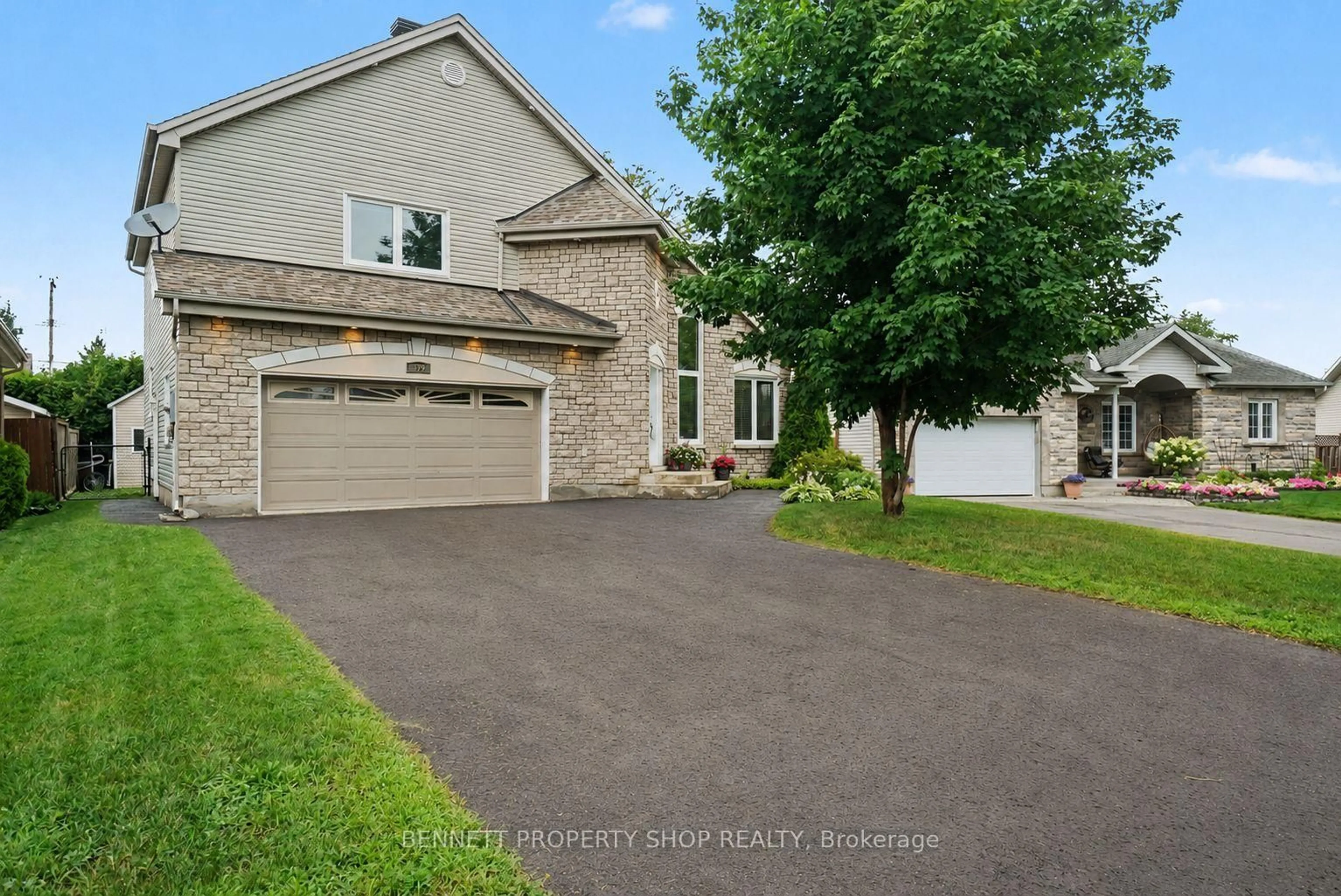 A pic from outside/outdoor area/front of a property/back of a property/a pic from drone, street for 179 Sandra Cres, Clarence-Rockland Ontario K4K 1R8