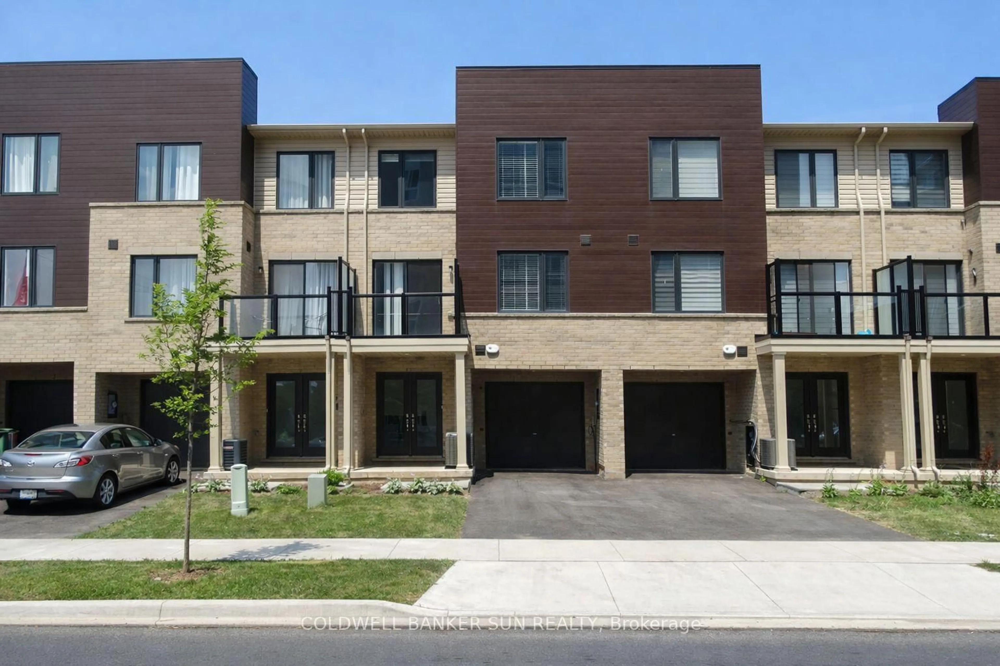 A pic from outside/outdoor area/front of a property/back of a property/a pic from drone, street for 7 Roxanne Dr, Hamilton Ontario L8H 1L9