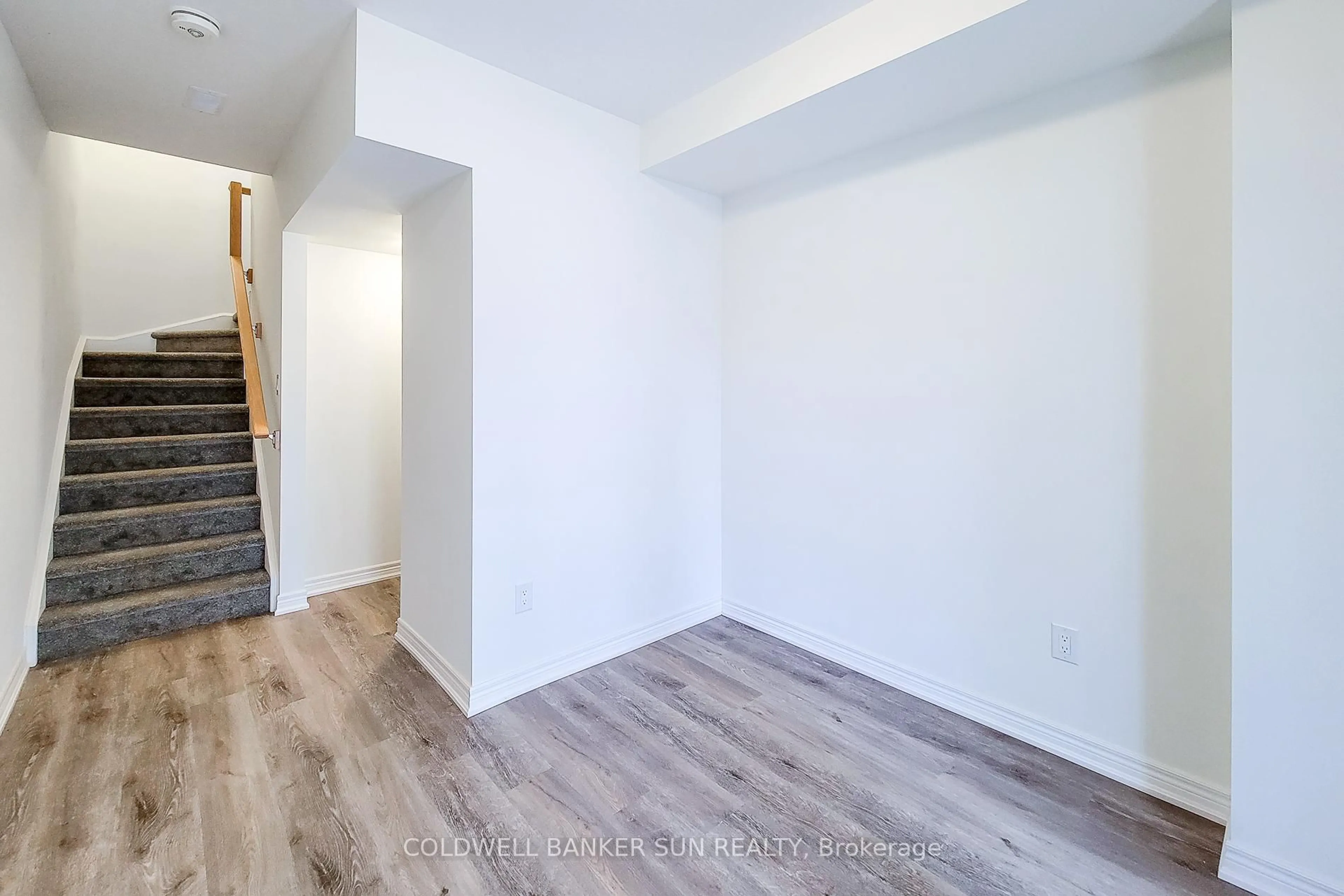 A pic of a room for 7 Roxanne Dr, Hamilton Ontario L8H 1L9