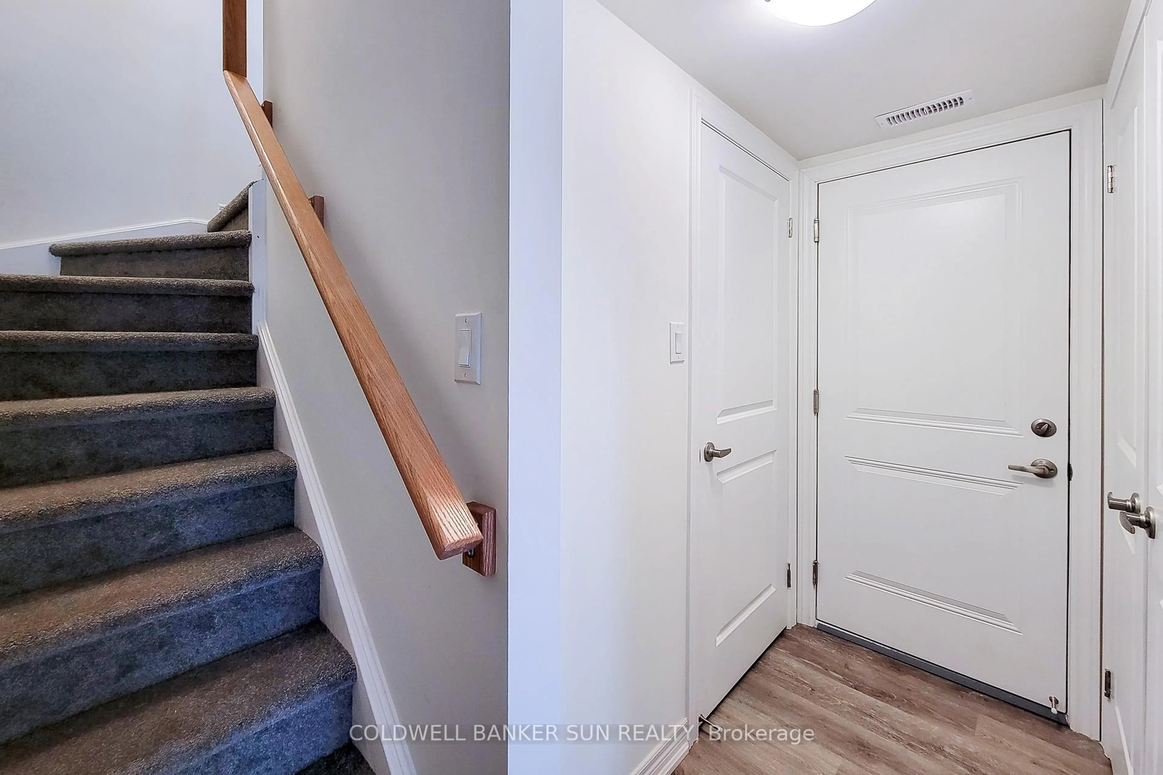 Indoor entryway for 7 Roxanne Dr, Hamilton Ontario L8H 1L9