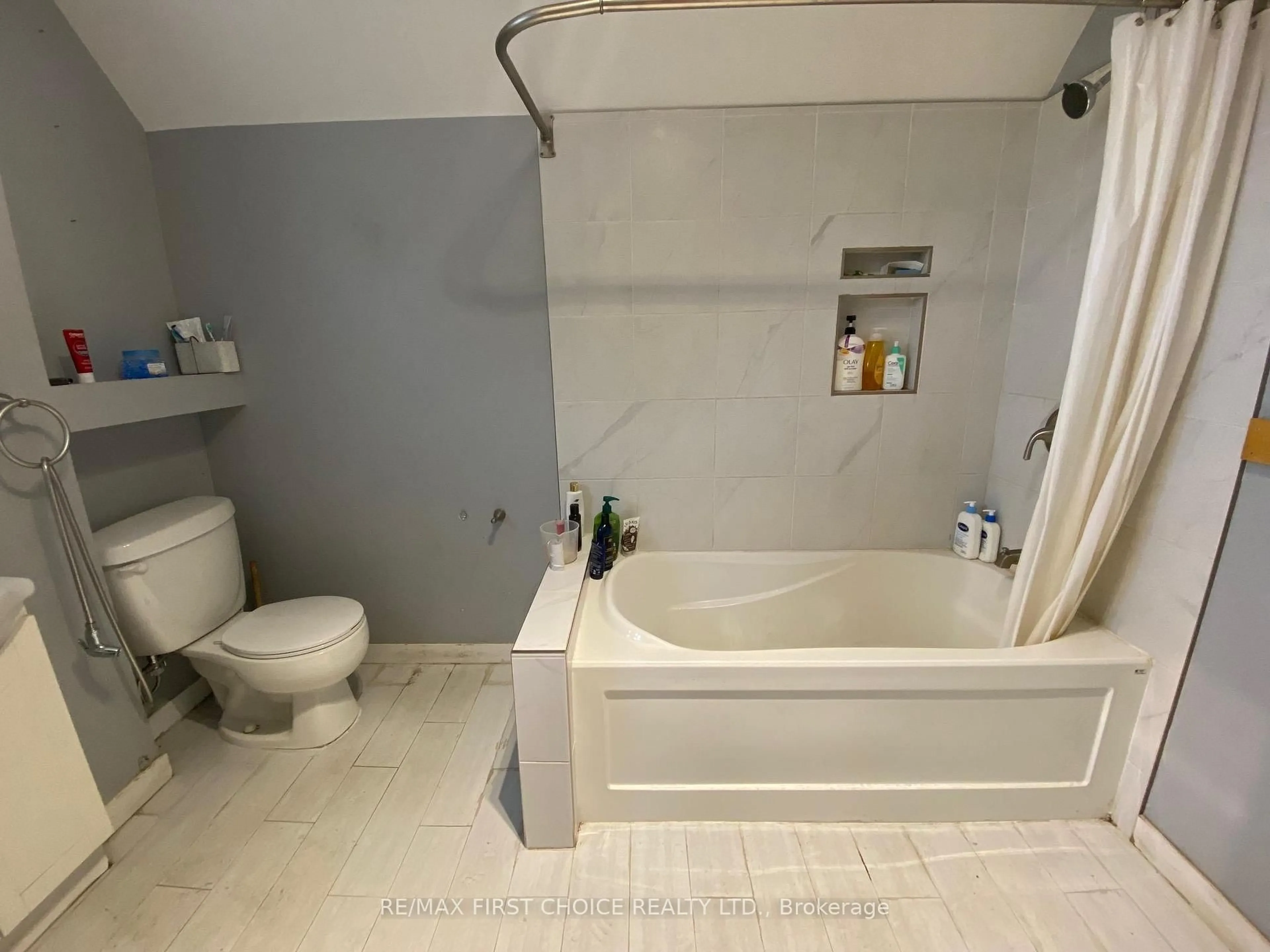Standard bathroom, unknown for 12 Machar Ave, Thunder Bay Ontario P7B 2Y3