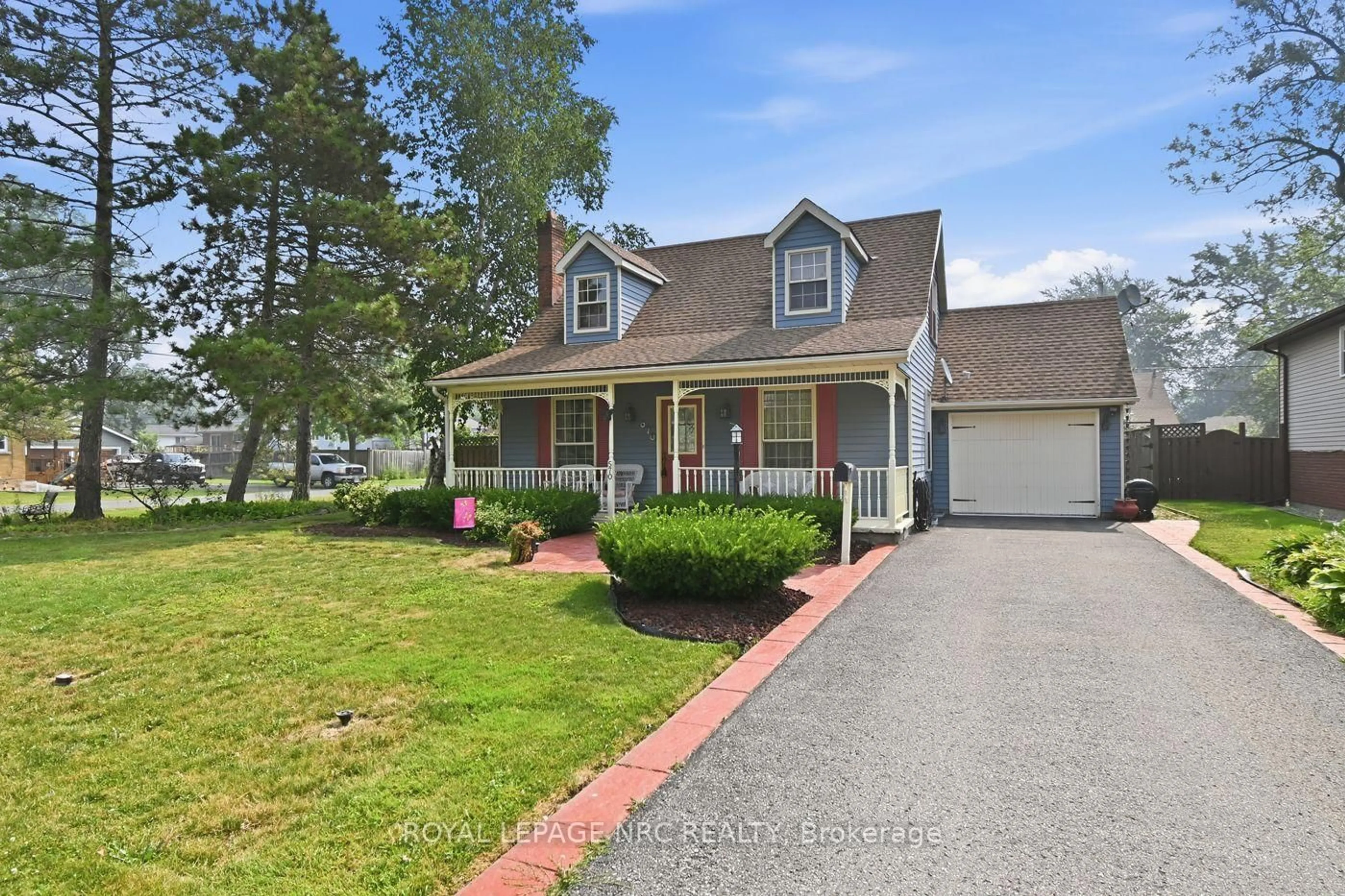 Home with vinyl exterior material, street for 570 Lakeside Rd, Fort Erie Ontario L2A 4Y1