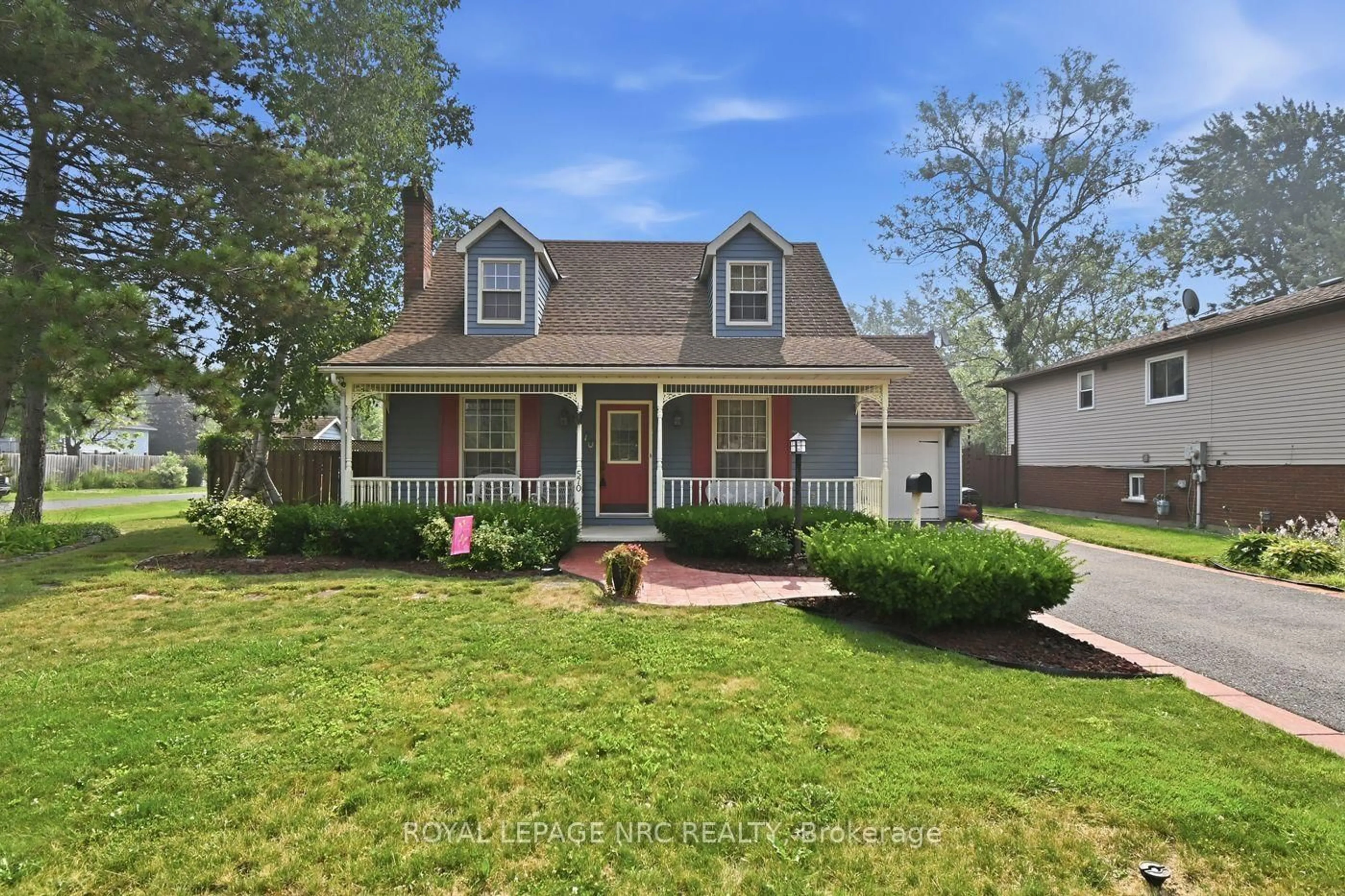 Home with vinyl exterior material, street for 570 Lakeside Rd, Fort Erie Ontario L2A 4Y1